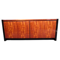 Crédence en laque noire et bois de Koa de la collection Henredon « Elan »