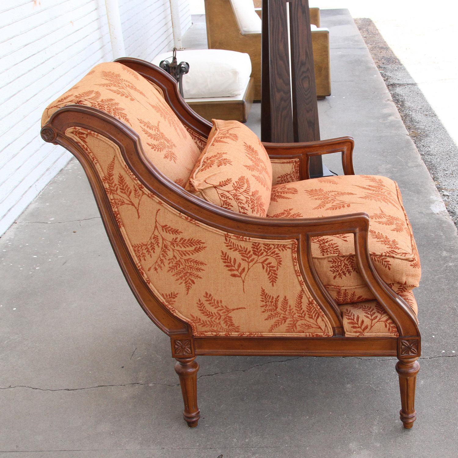 Sillón de salón de madera tallada estilo Imperio francés del siglo XX

La rica tapicería complementa las bellas curvas de esta silla Henredon.
