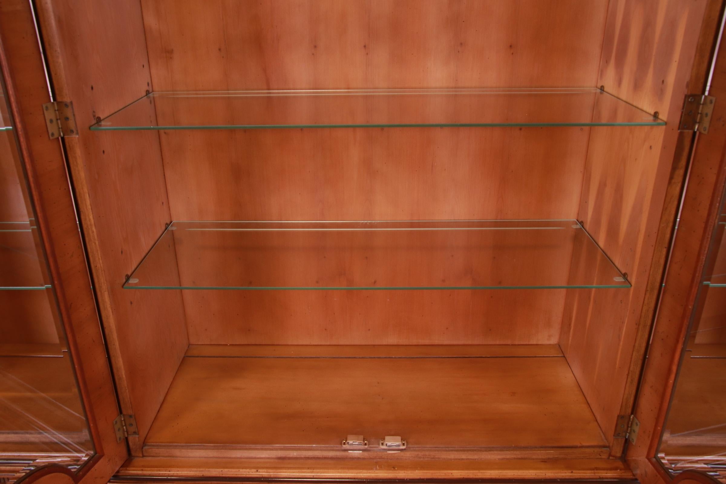 Henredon English Georgian Inlaid Yew Wood Breakfront Bookcase Cabinet For Sale 5