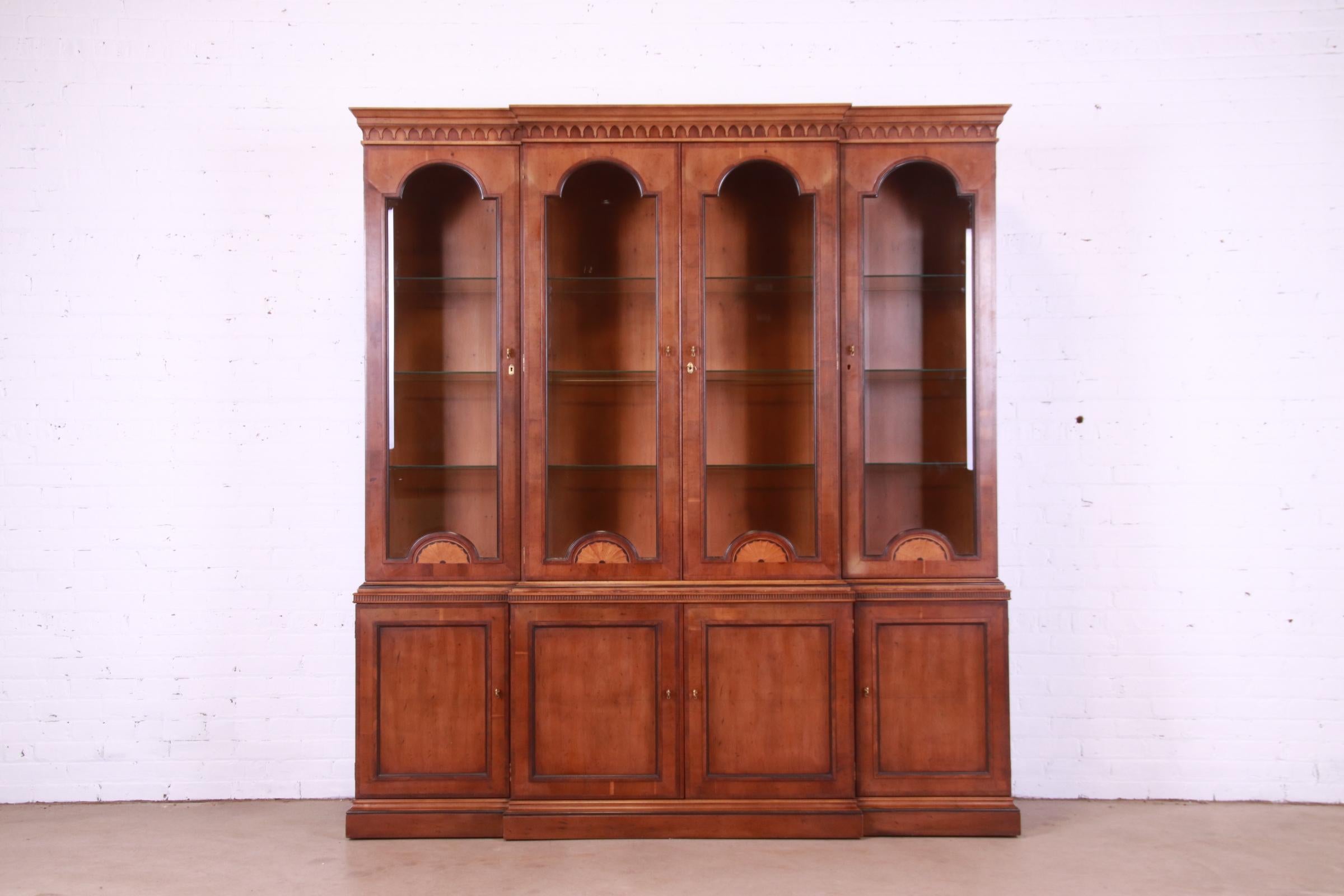 Georgien Henredon English Georgian Inlaid Yew Wood Breakfront Bookcase Cabinet en vente