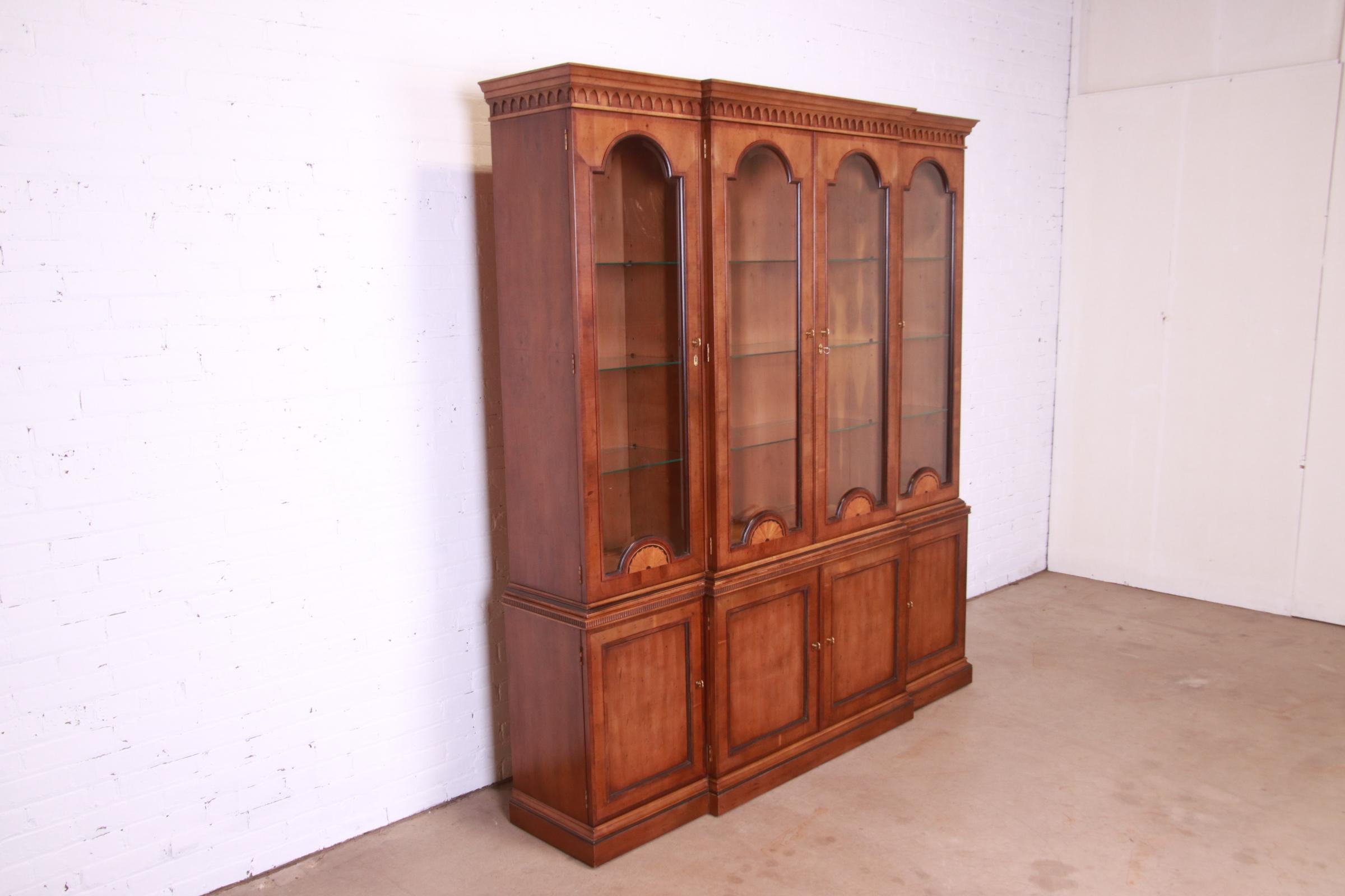 Américain Henredon English Georgian Inlaid Yew Wood Breakfront Bookcase Cabinet en vente