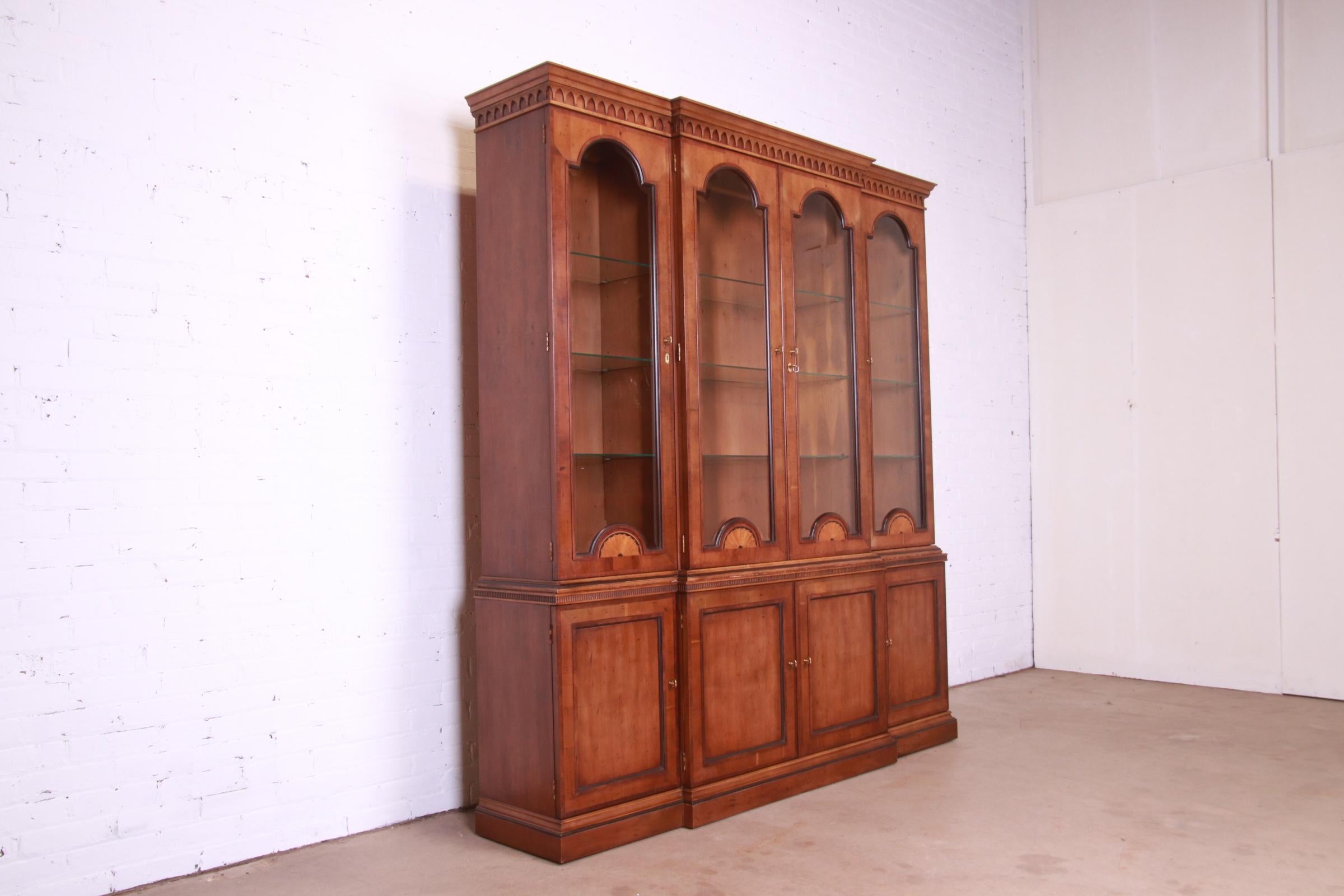 Henredon English Georgian Inlaid Yew Wood Breakfront Bookcase Cabinet Bon état - En vente à South Bend, IN