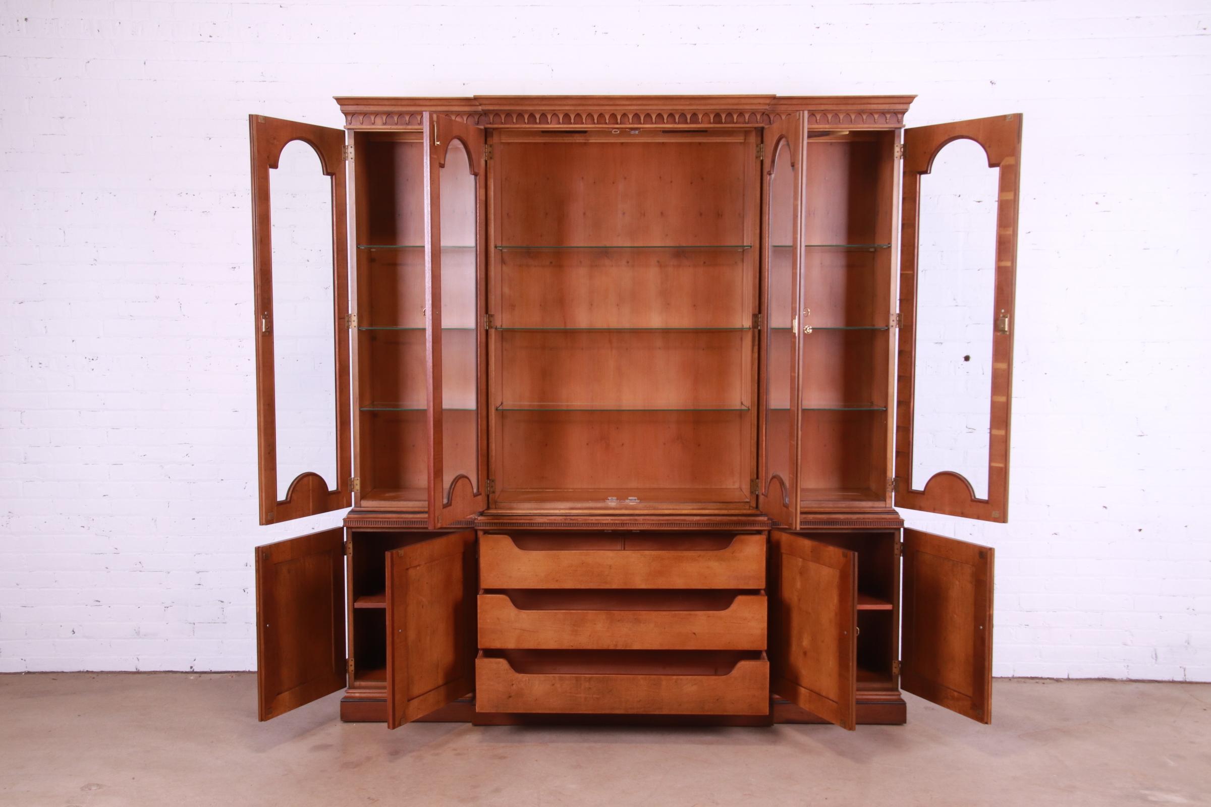 20ième siècle Henredon English Georgian Inlaid Yew Wood Breakfront Bookcase Cabinet en vente