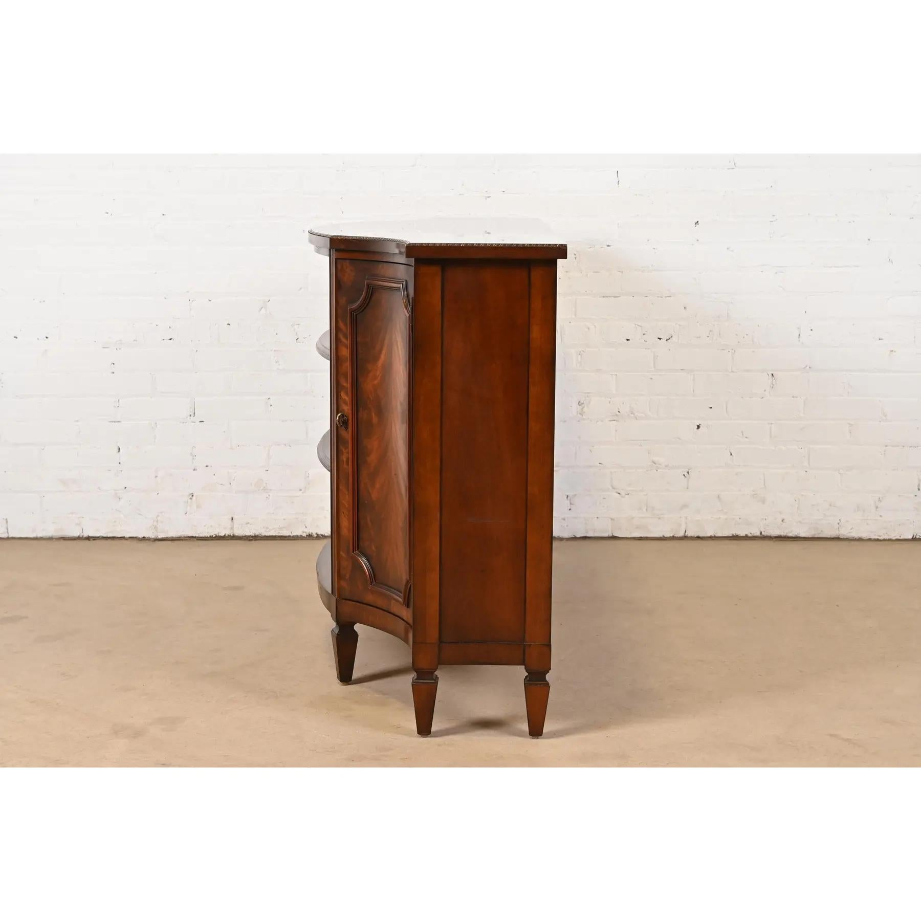 Libreria, credenza o mobile consolle in mogano a fiamma viva di Henredon in vendita 4