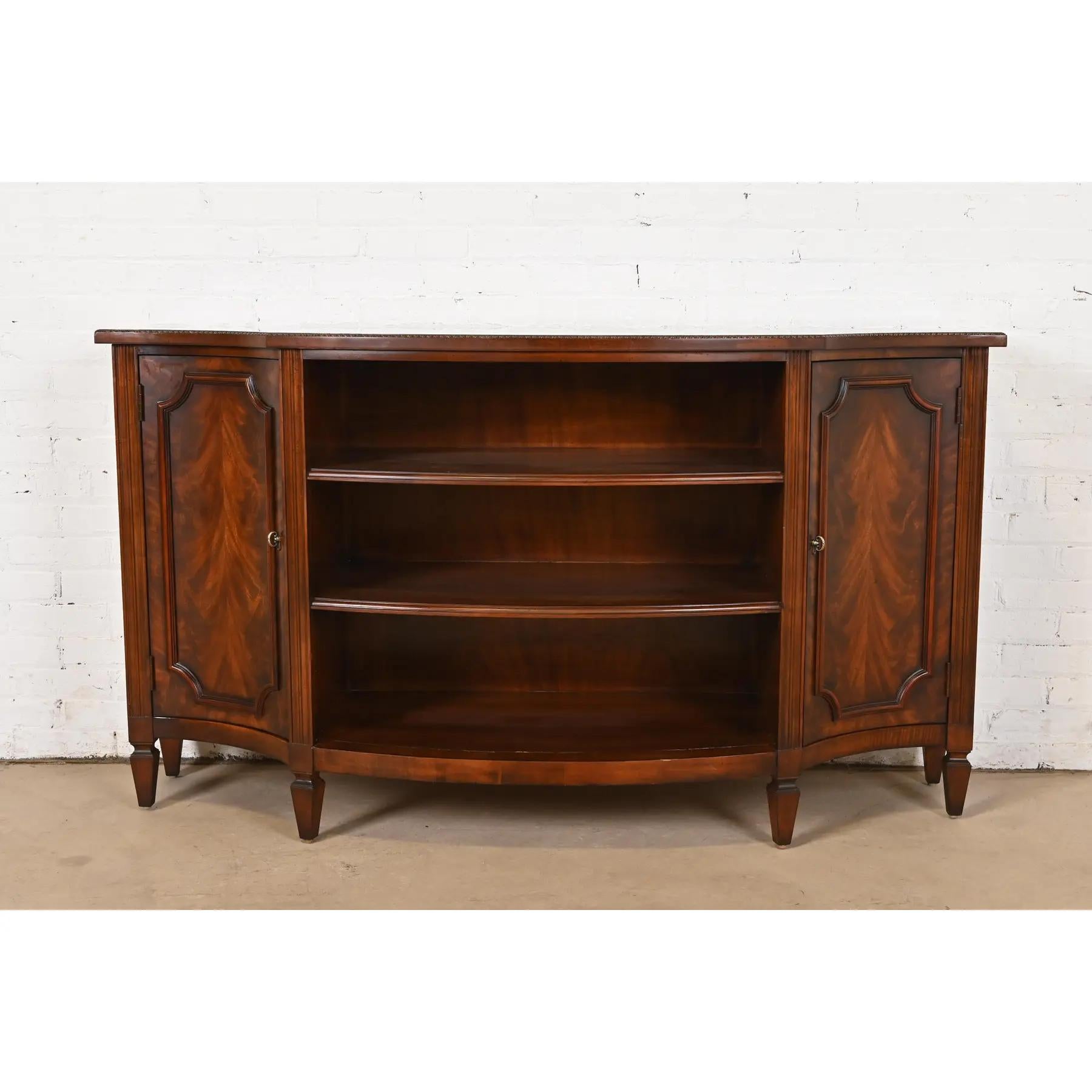 Un'eccezionale credenza, libreria, consolle o server da bar in stile Feder o Hepplewhite.

Da Henredon

Stati Uniti, circa fine XX secolo

Splendido mogano a fiamma abbinato al libro, con ferramenta originale in ottone.

Misure: 64 