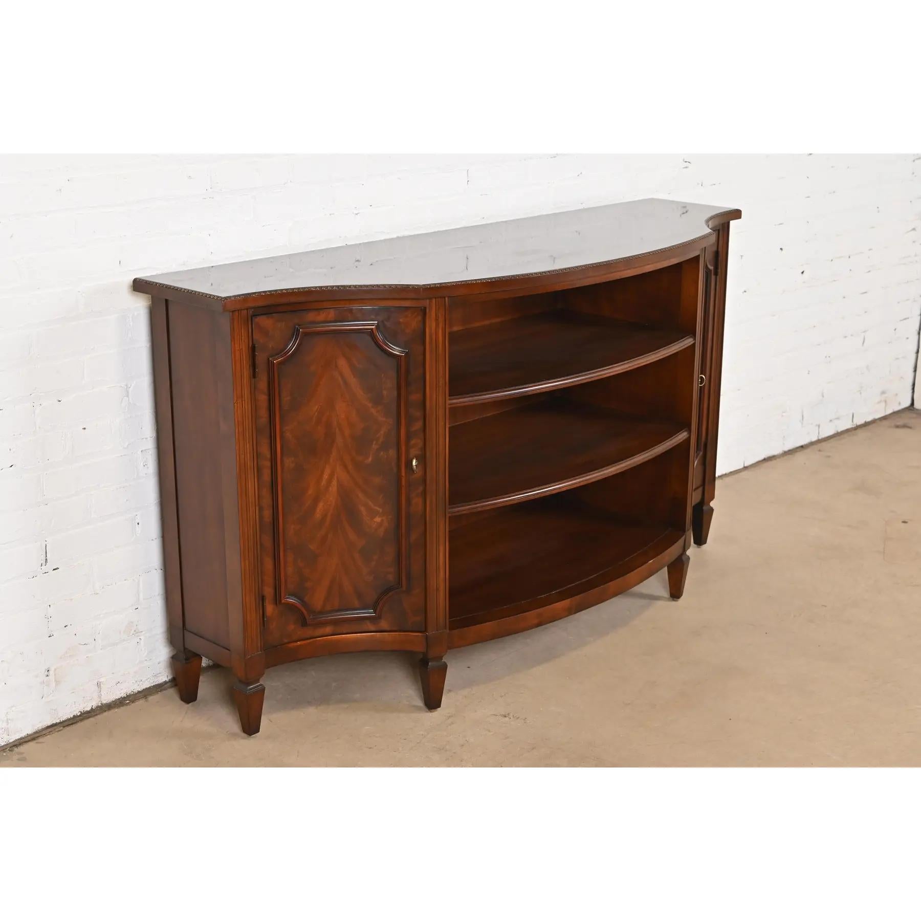 Libreria, credenza o mobile consolle in mogano a fiamma viva di Henredon In condizioni buone in vendita a South Bend, IN