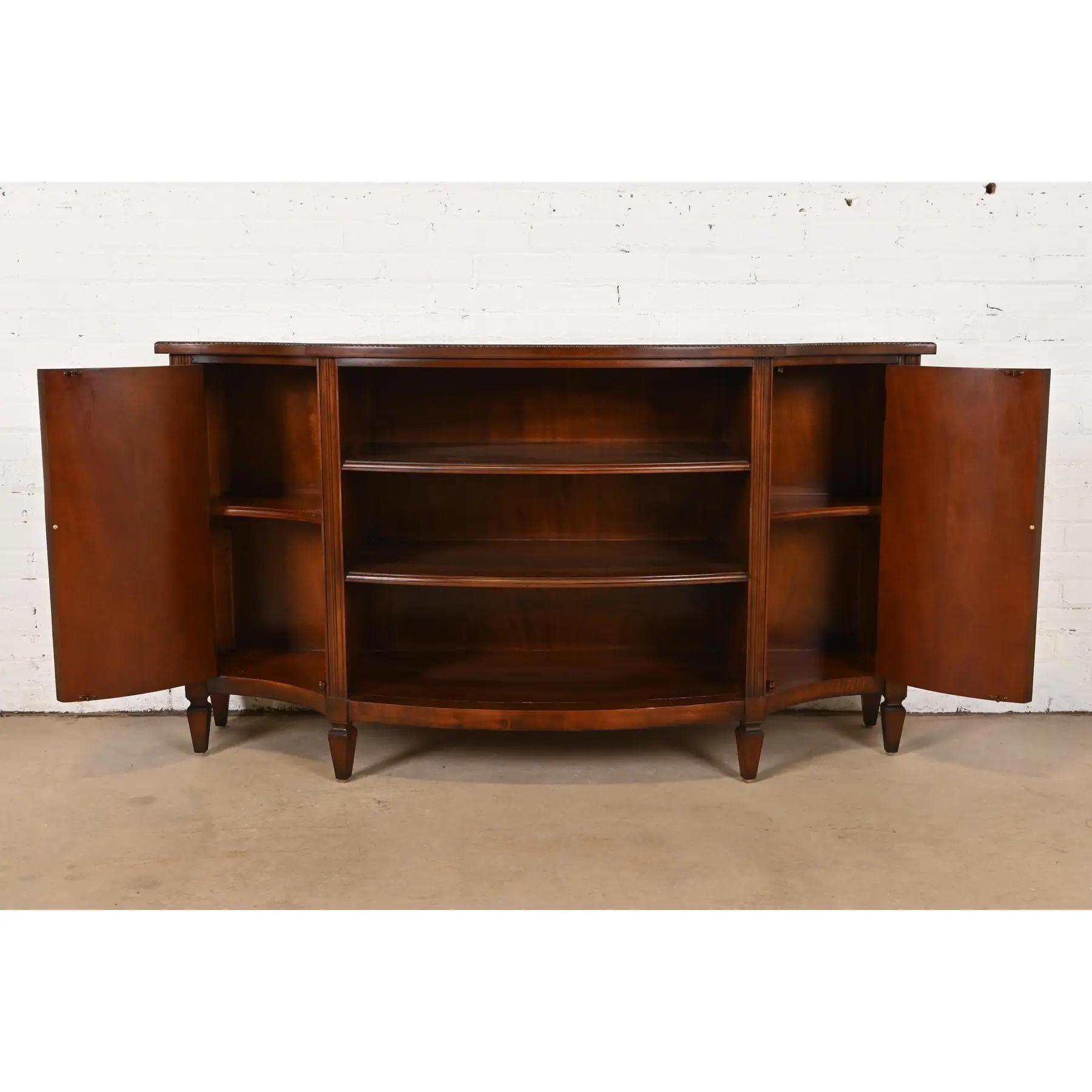 XX secolo Libreria, credenza o mobile consolle in mogano a fiamma viva di Henredon in vendita