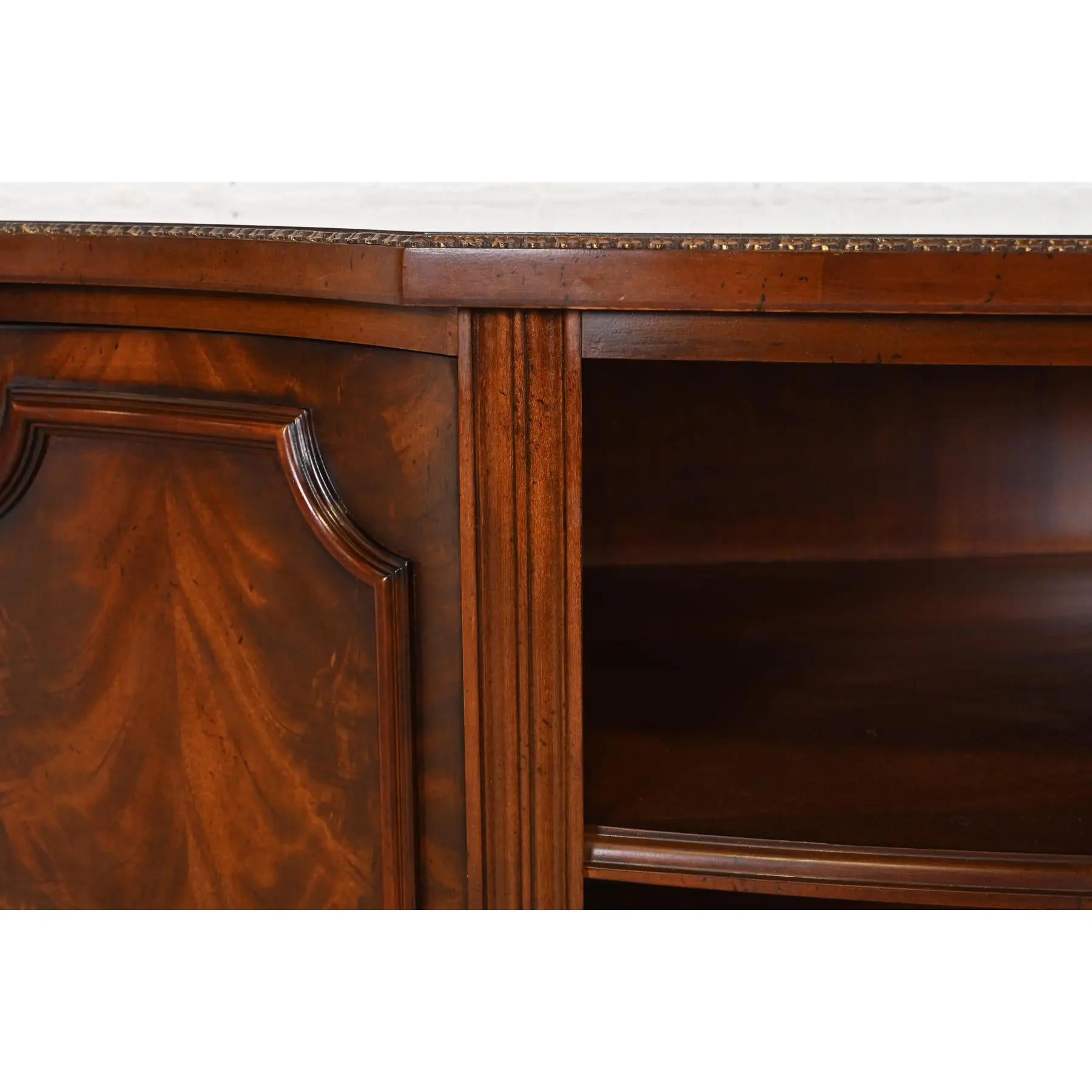 Ottone Libreria, credenza o mobile consolle in mogano a fiamma viva di Henredon in vendita