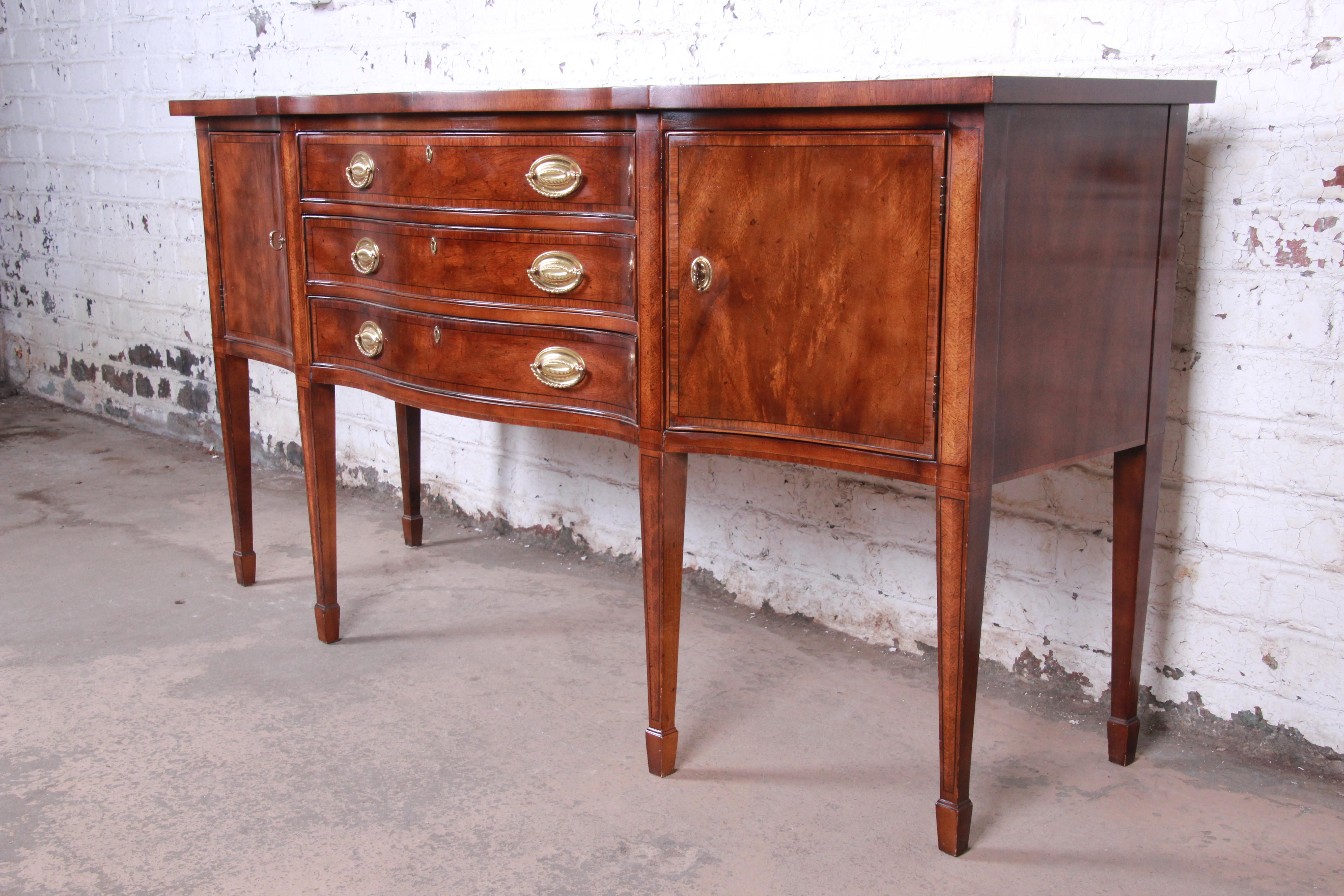 Henredon Federal Style Banded and Inlaid Mahogany Sideboard Credenza In Good Condition In South Bend, IN
