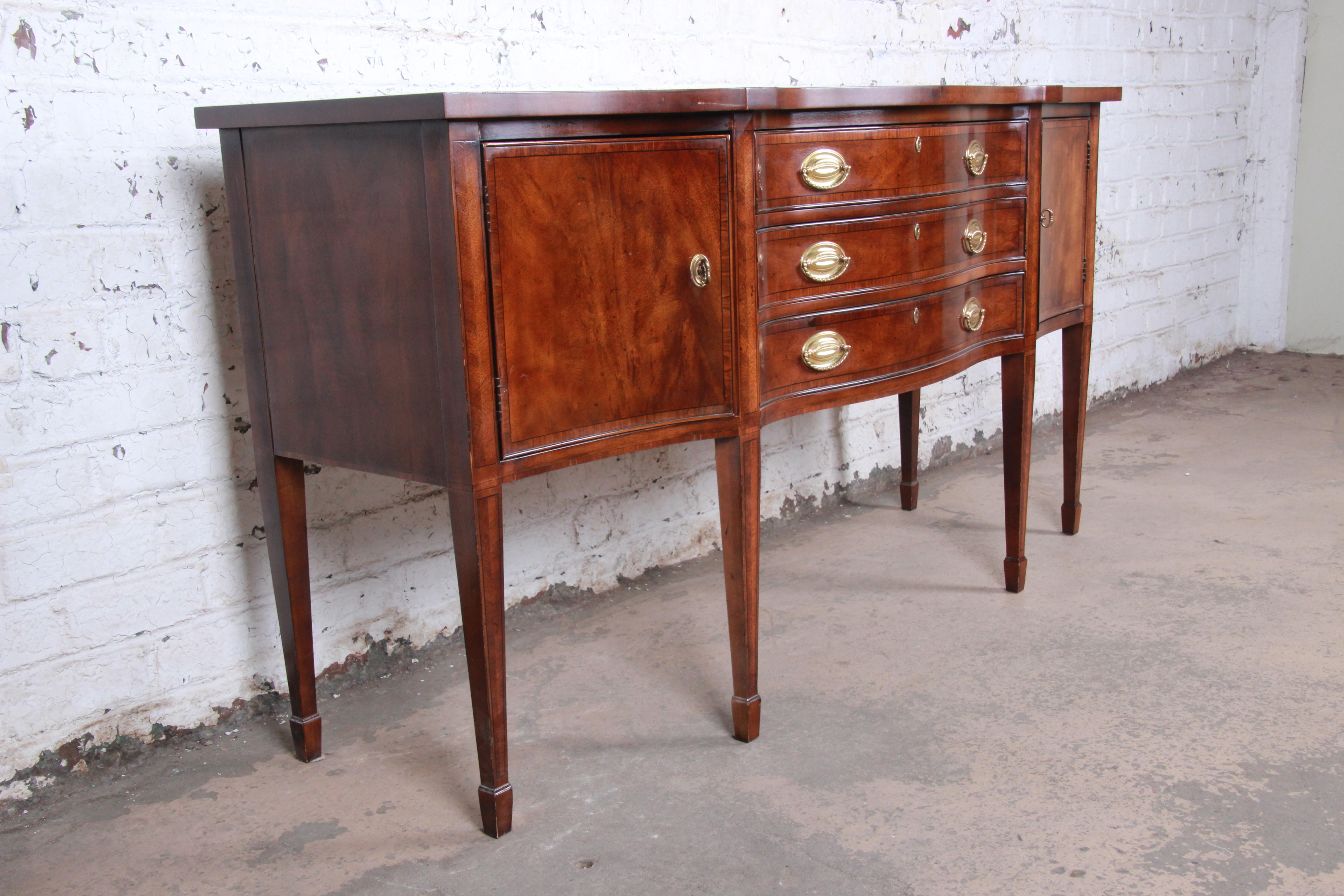 Late 20th Century Henredon Federal Style Banded and Inlaid Mahogany Sideboard Credenza