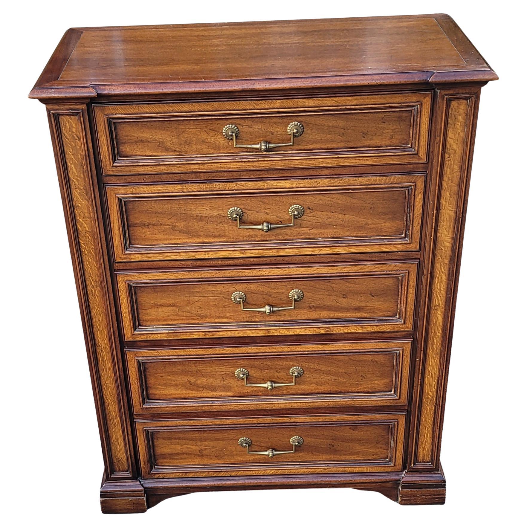Very fine Henredon Fine Furniture 5-drawer chest of drawers in great condition. 
Amazing combination of Solid walnut and mission oak construction. Dovetailed joinery drawers. Top drawers with dividers. Very clean in and out. 
Measures 40