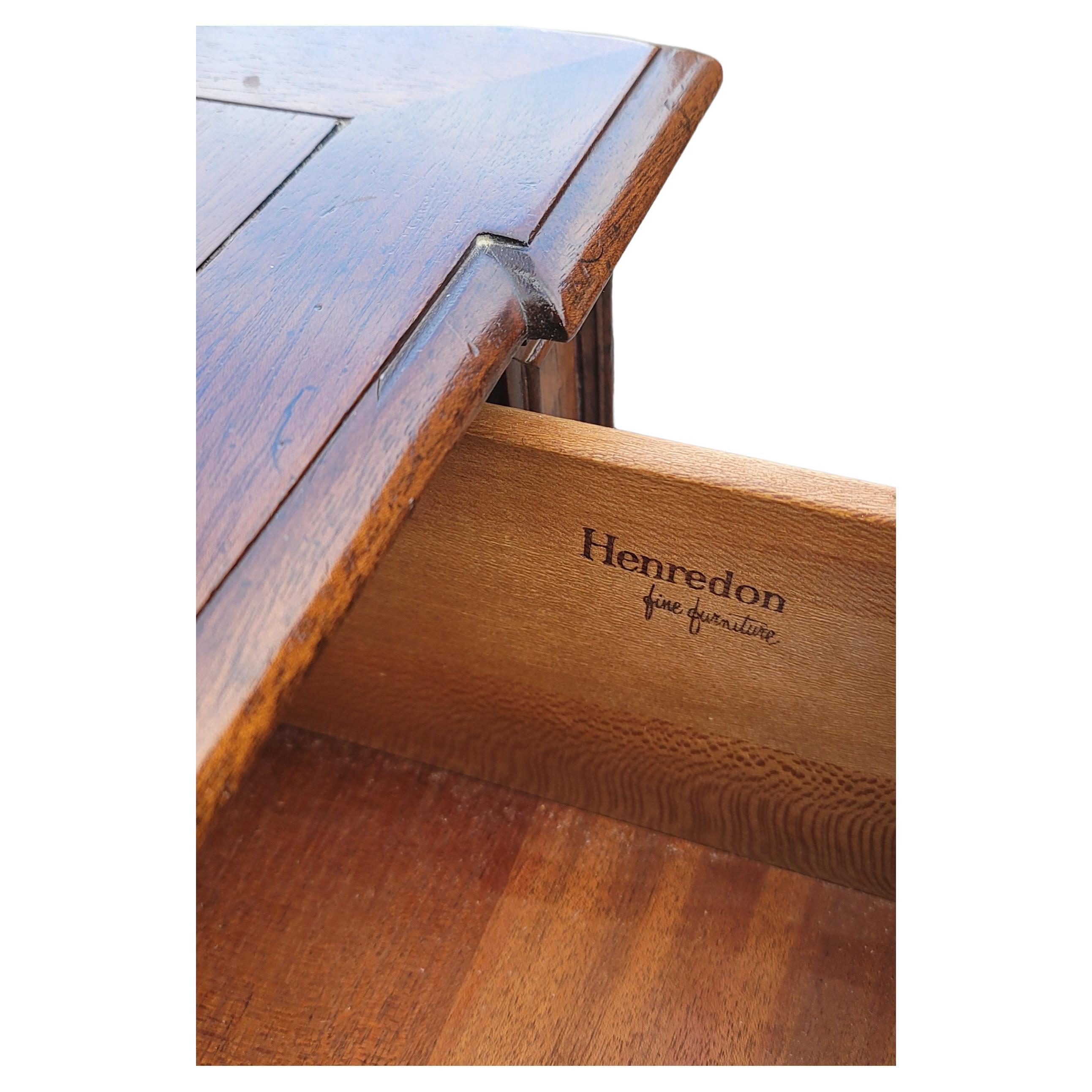 Hen Henredon Fine Furniture Kommode mit 5 Schubladen aus Nussbaum und Missions-Eiche im Zustand „Gut“ im Angebot in Germantown, MD