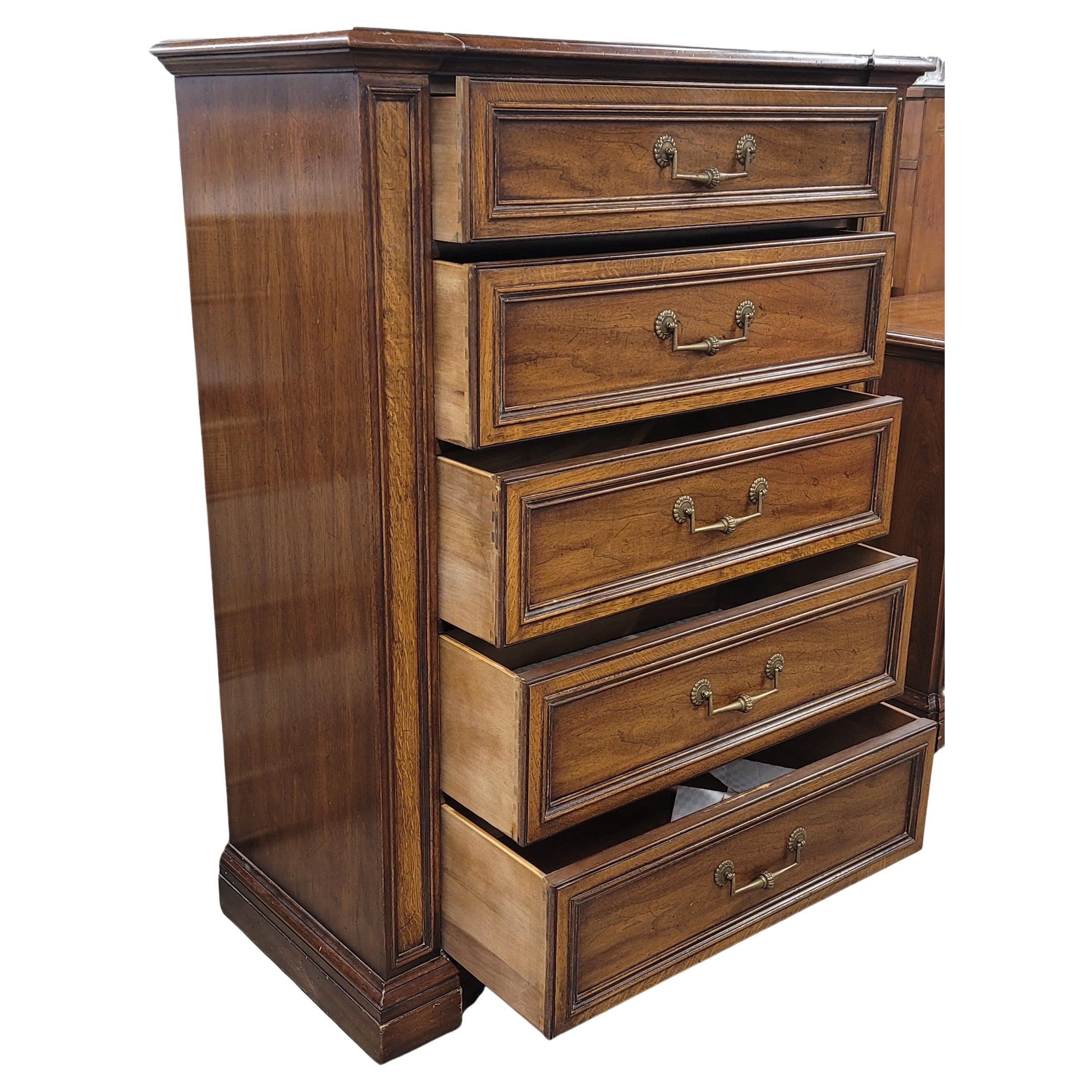 20th Century Henredon Fine Furniture 5 Drawers Walnut and Mission Oak Chest of Drawers For Sale