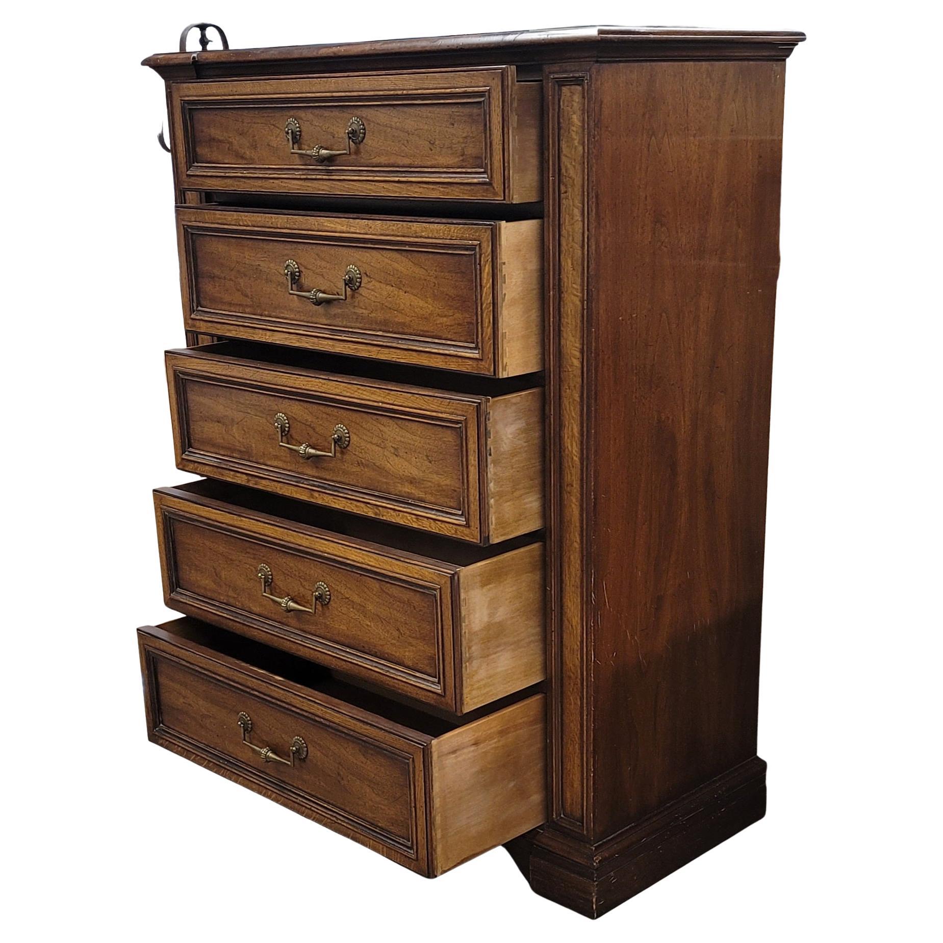 Laiton Henredon Fine Furniture Commode à 5 tiroirs en noyer et chêne Mission en vente