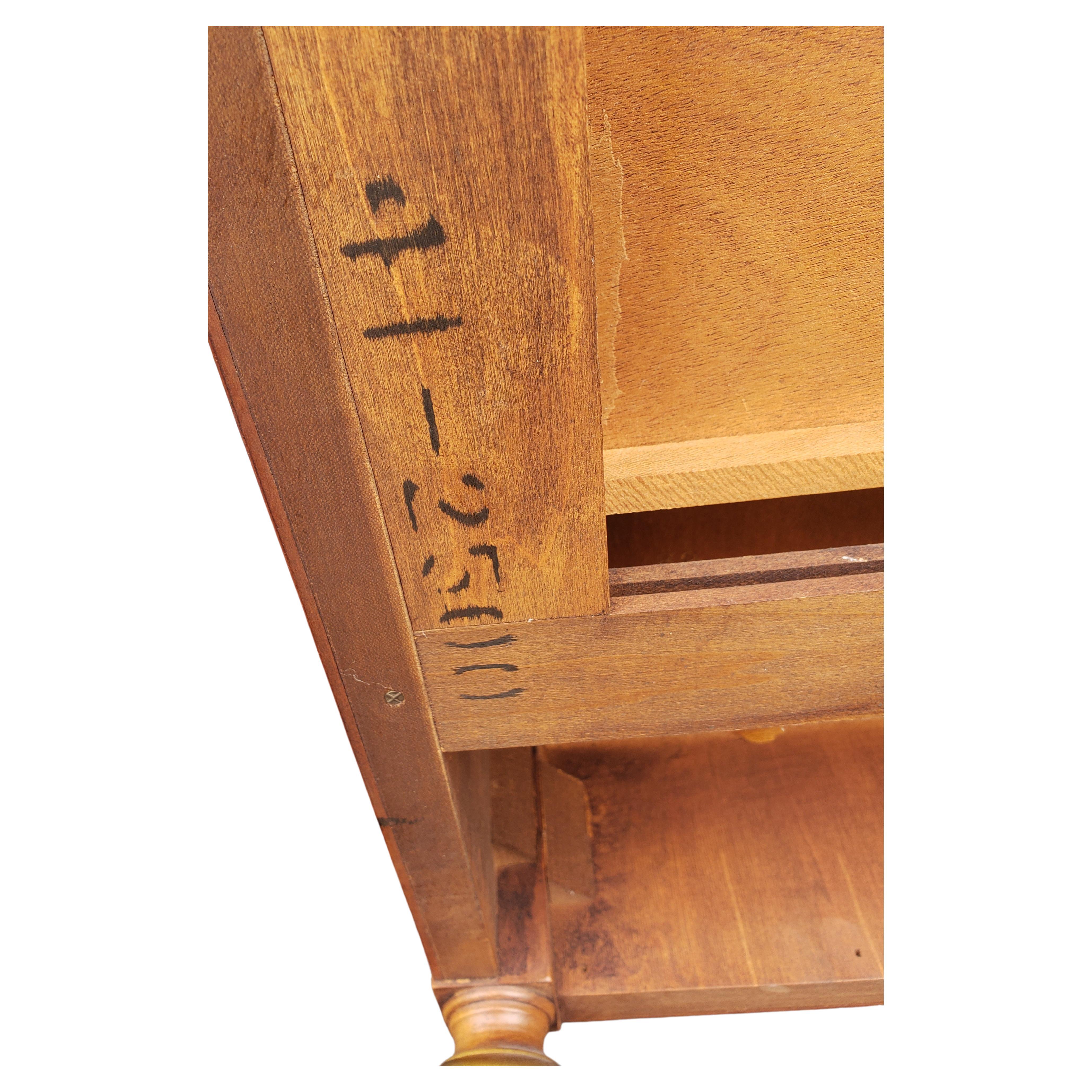 Henredon Fine Furniture Burl Walnut Banded Top Side Table For Sale 2
