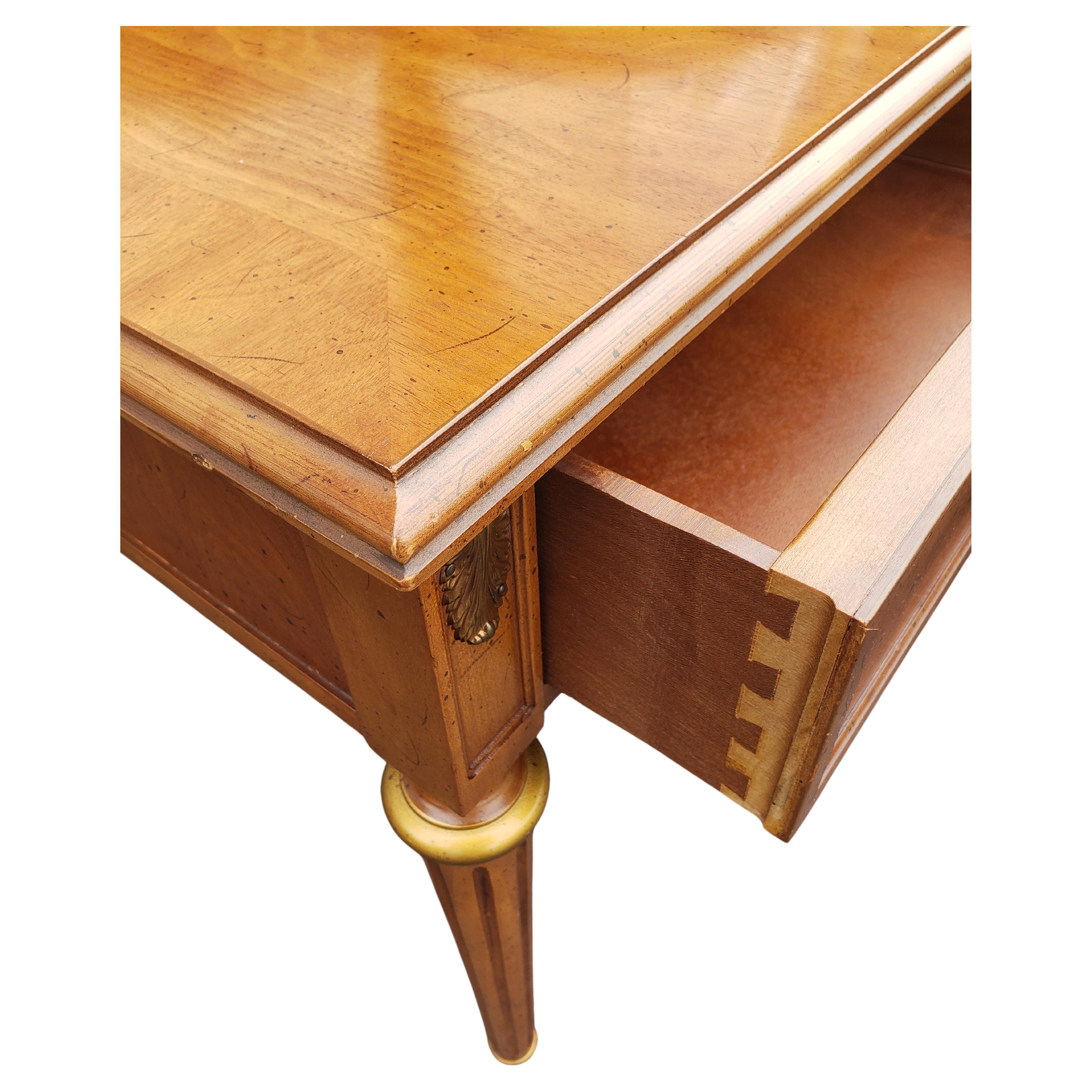 Modern Henredon Fine Furniture Burl Walnut Banded Top Side Table For Sale