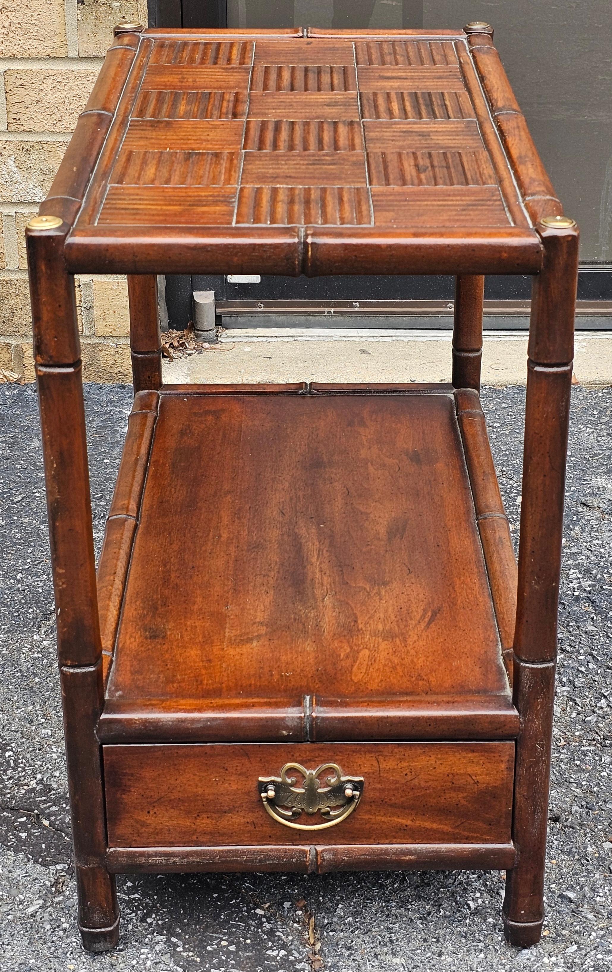 Mesa auxiliar o mesilla de noche de caoba imitación bambú Henredon Fine Furniture.
Mide 15,5