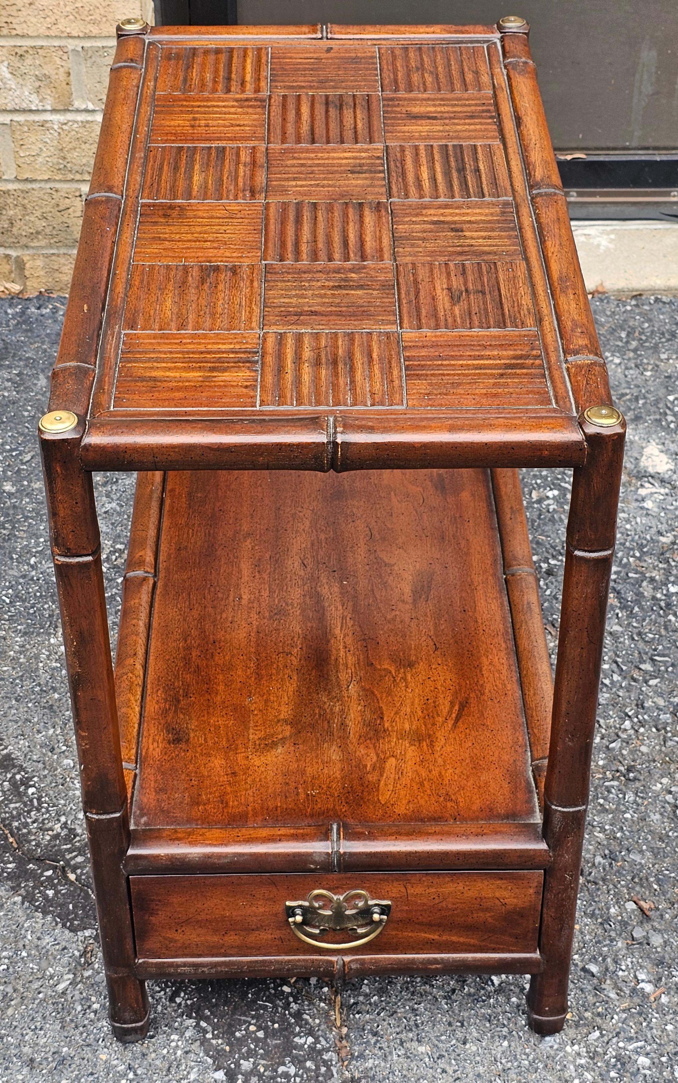 Henredon Fine Furniture Mesa auxiliar / Mesilla de noche de caoba imitación bambú Moderno de mediados de siglo en venta