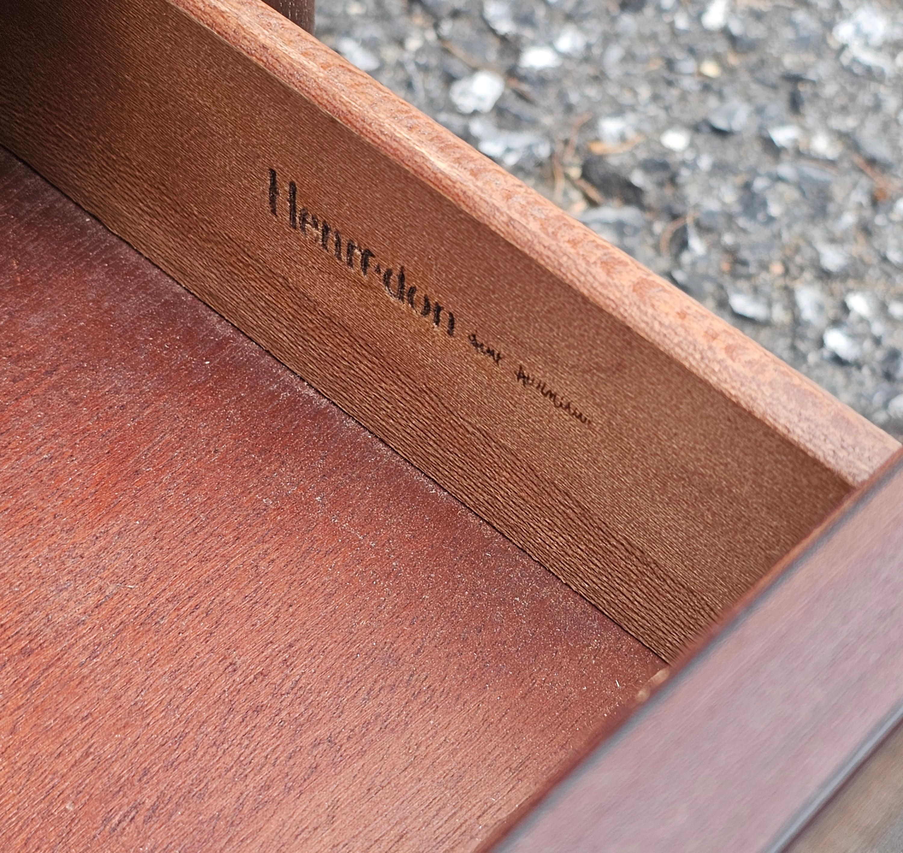Henredon Fine Furniture Mesa auxiliar / Mesilla de noche de caoba imitación bambú Manchado en venta