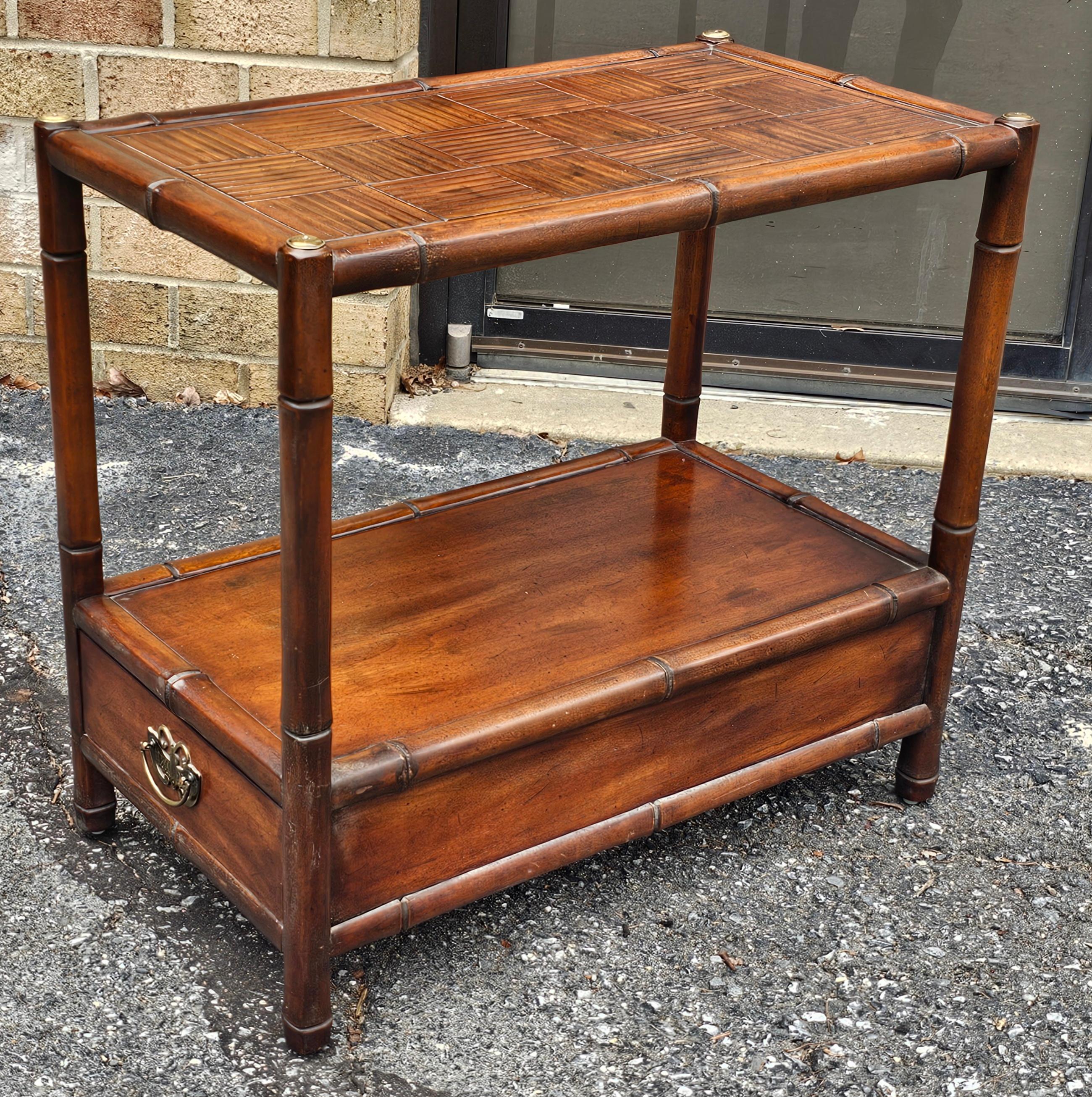 Henredon Fine Furniture Mesa auxiliar / Mesilla de noche de caoba imitación bambú en Bueno estado para la venta en Germantown, MD