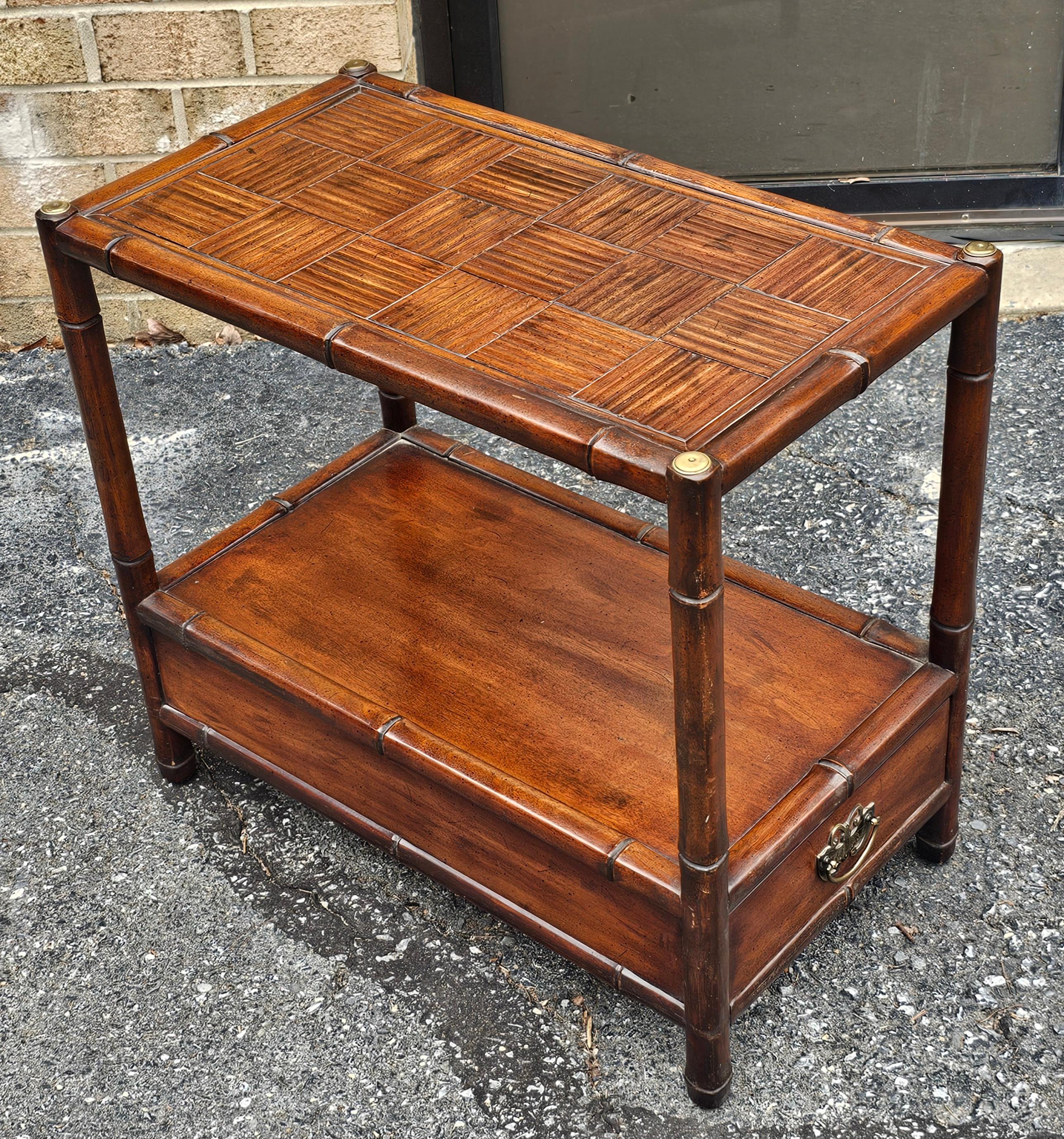 Henredon Fine Furniture Mesa auxiliar / Mesilla de noche de caoba imitación bambú siglo XX en venta