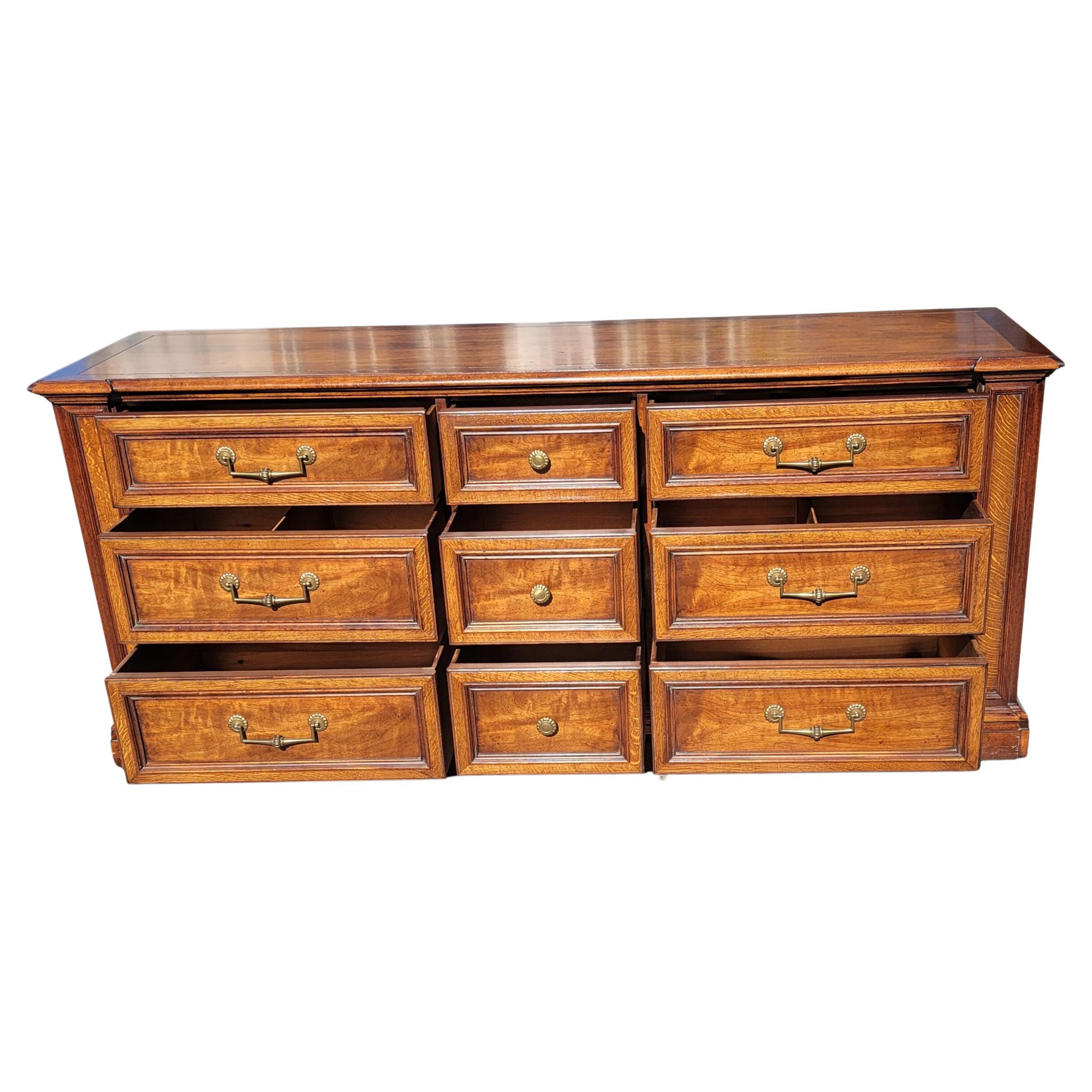Mid-Century Modern Henredon Fine Furniture Commode triple roulante à 9 tiroirs en noyer et en chêne Mission en vente