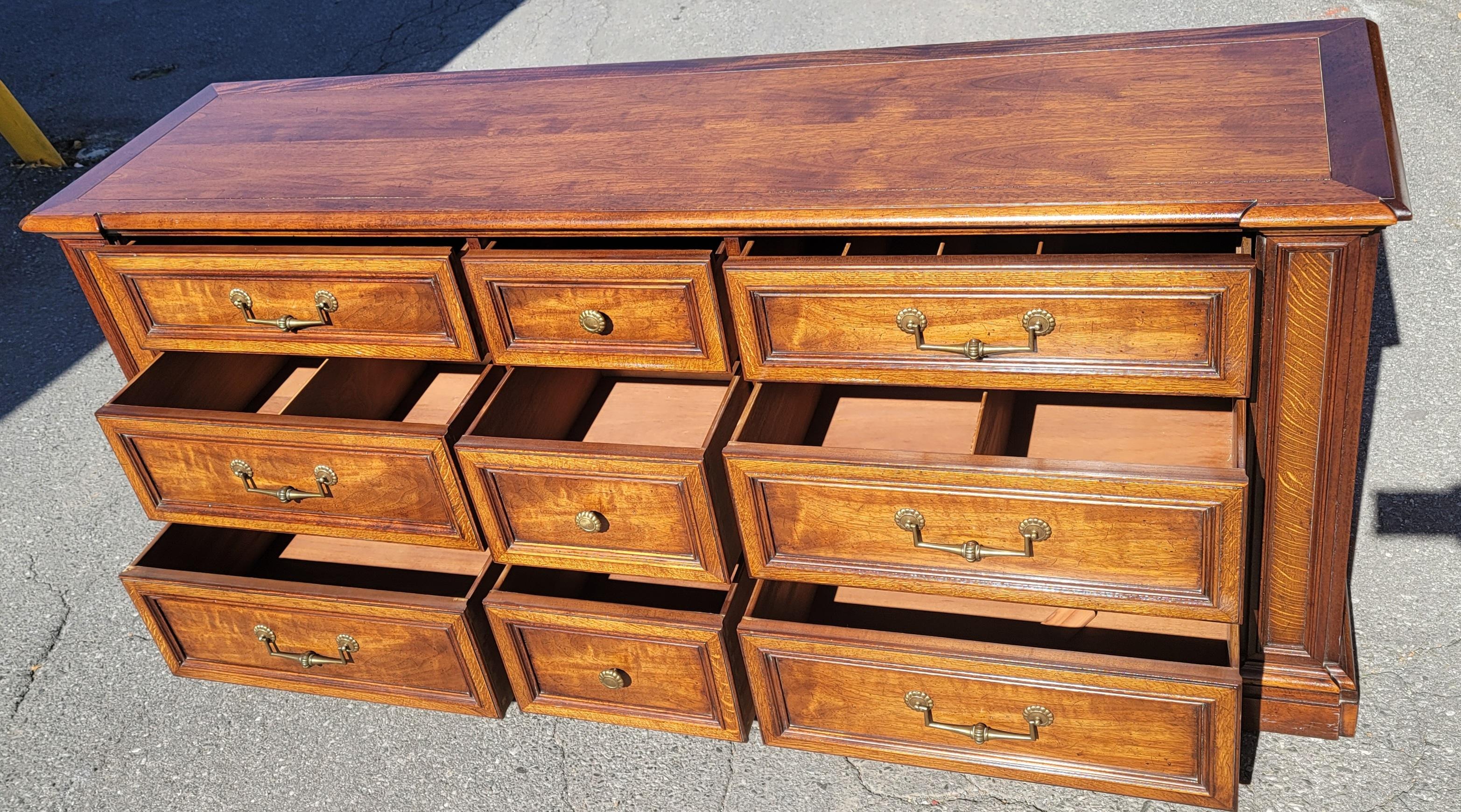 Henredon Fine Furniture - Comò triplo a 9 cassetti in noce e Mission Oak in vendita 1