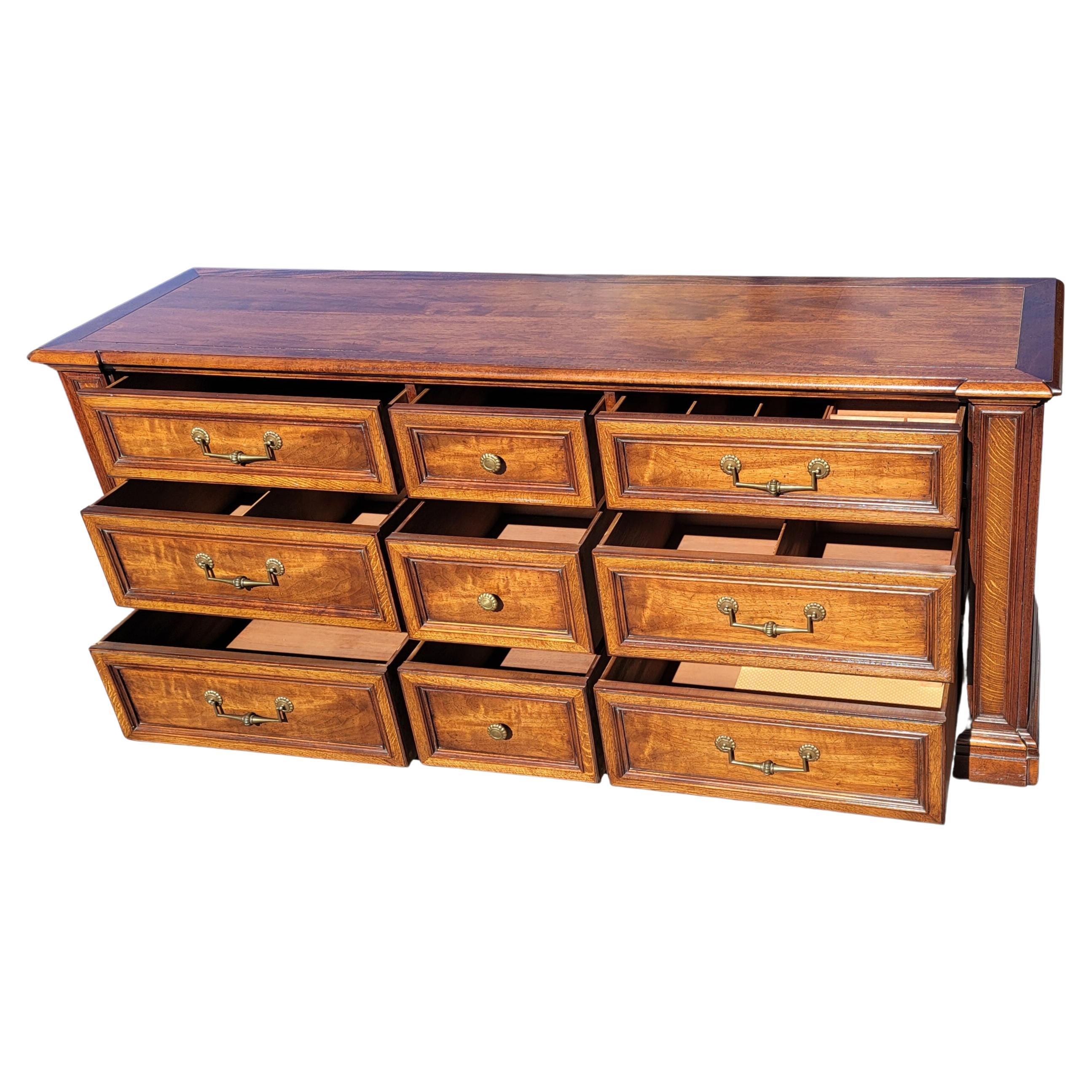 Américain Henredon Fine Furniture Commode triple roulante à 9 tiroirs en noyer et en chêne Mission en vente