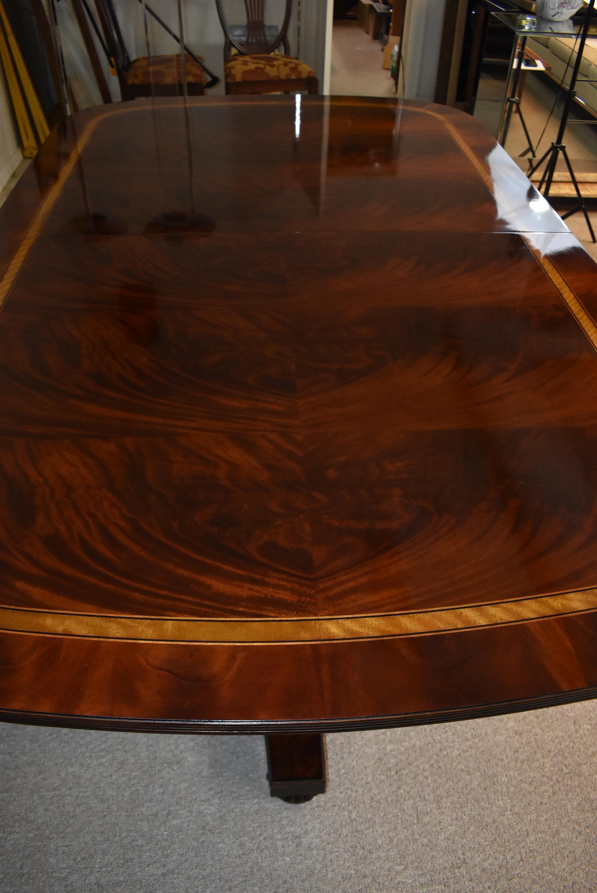 Stile impero Tavolo da pranzo impero in mogano fiammato Henredon Collezione Natchez con piano a fasce in vendita