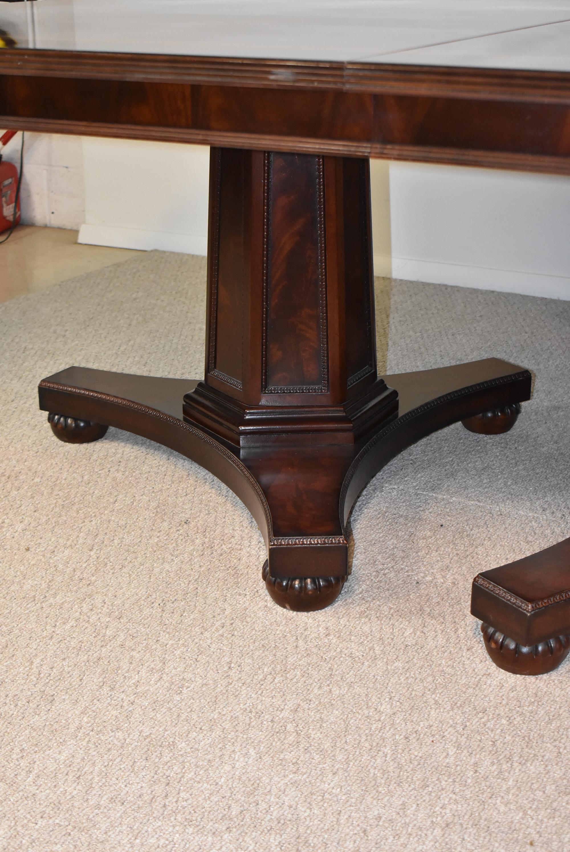 XX secolo Tavolo da pranzo impero in mogano fiammato Henredon Collezione Natchez con piano a fasce in vendita