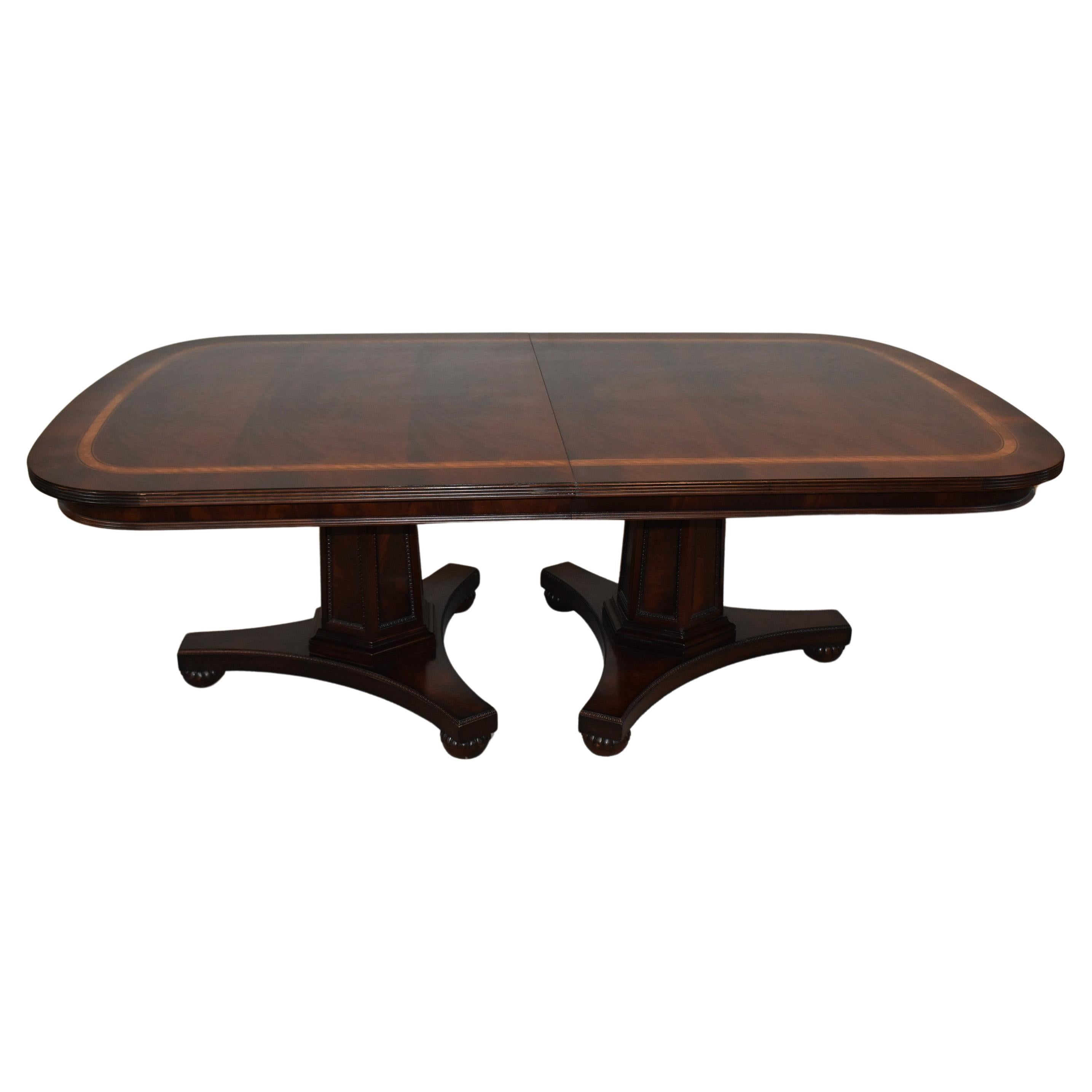 Tavolo da pranzo impero in mogano fiammato Henredon Collezione Natchez con piano a fasce