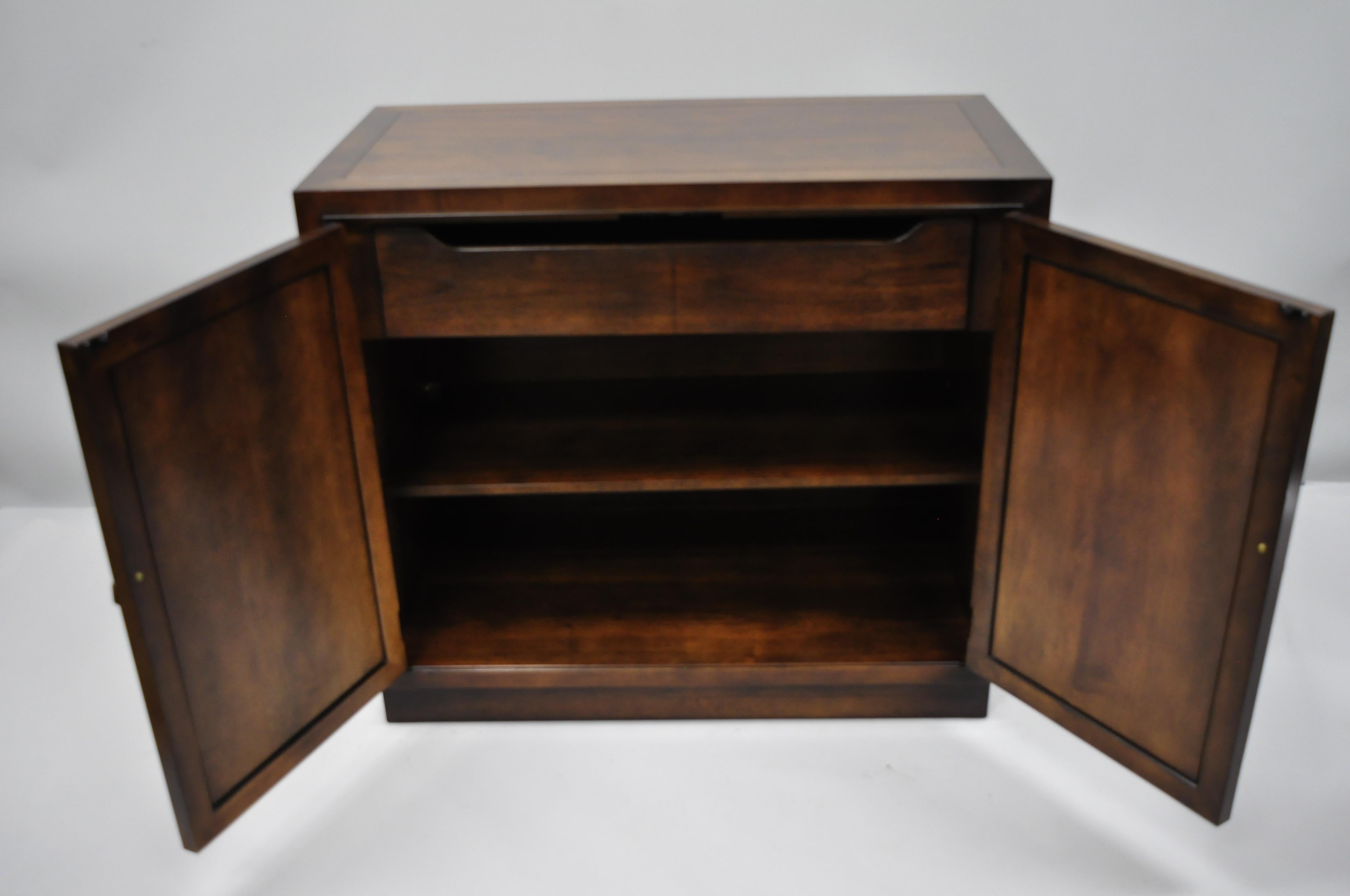 Henredon Folio 16 Asiatischer Chinoiserie-Servierschrank mit Blumenschnitzereien, USA im Zustand „Gut“ in Philadelphia, PA