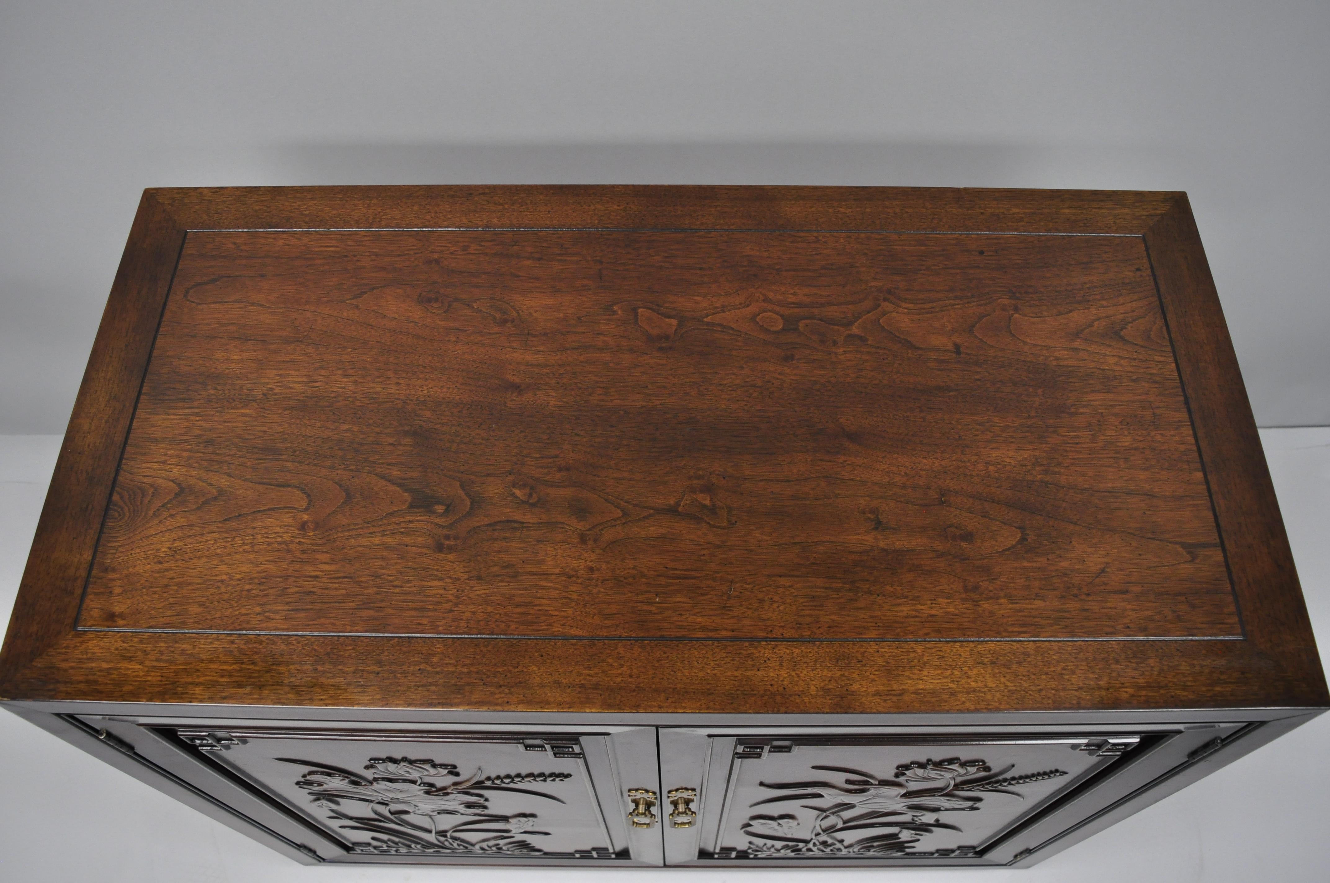 Henredon Folio 16 Asiatischer Chinoiserie-Servierschrank mit Blumenschnitzereien, USA (Messing)