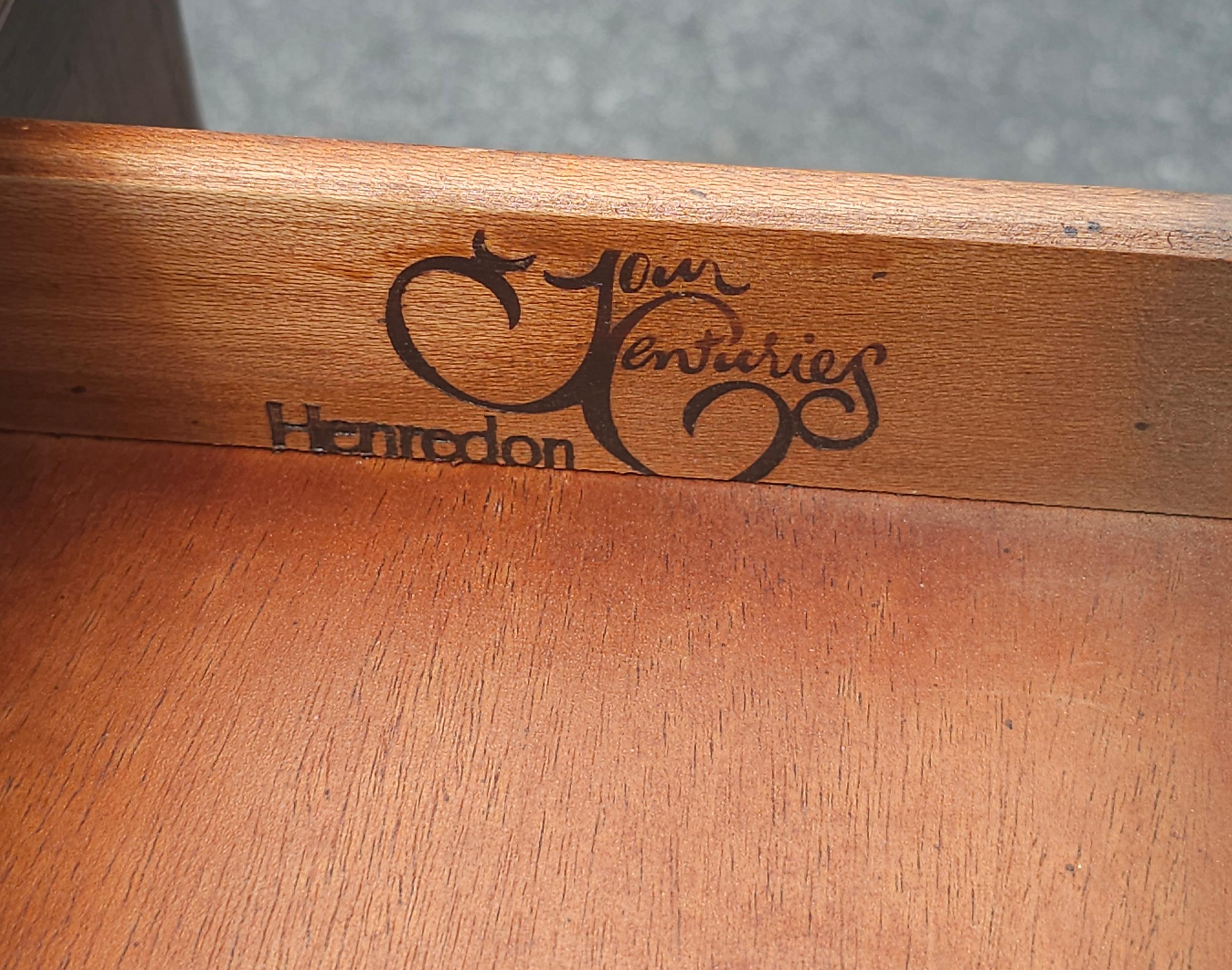 Table d'appoint Henredon quatre siècles en chêne rouge à un tiroir en vente 2