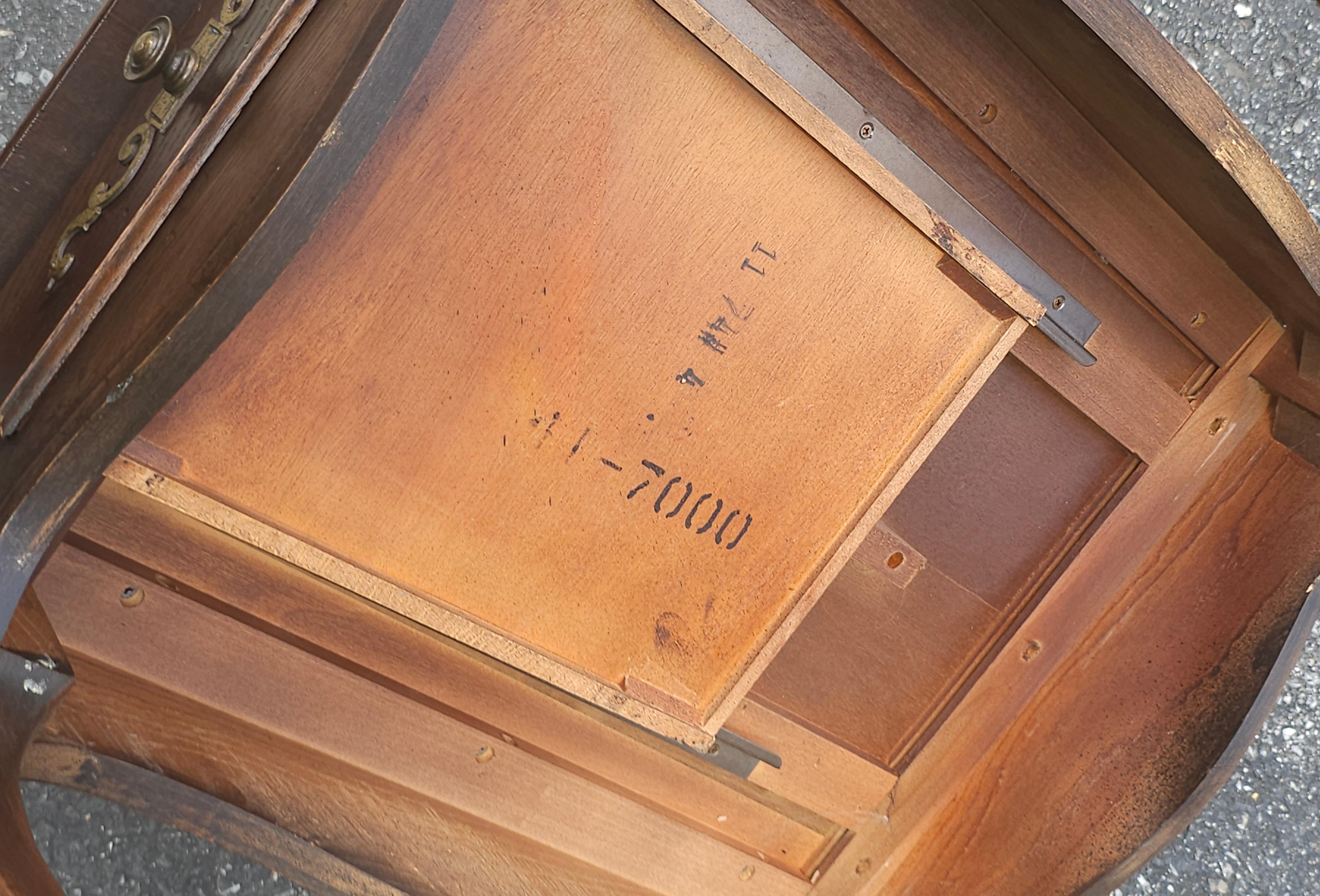 Table d'appoint Henredon quatre siècles en chêne rouge à un tiroir en vente 3