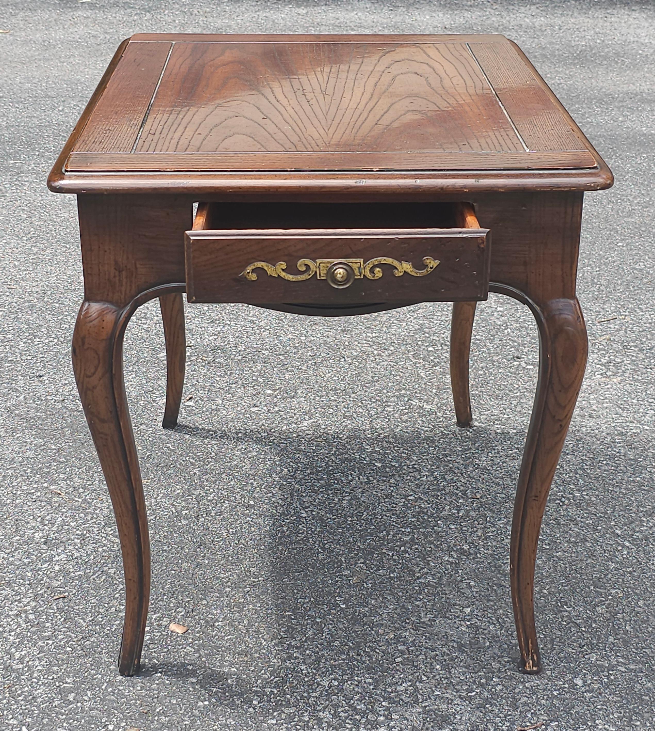 Table d'appoint en chêne rouge à un tiroir de la série Four Centuries de Henredon en très bon état. Mesure 20,5