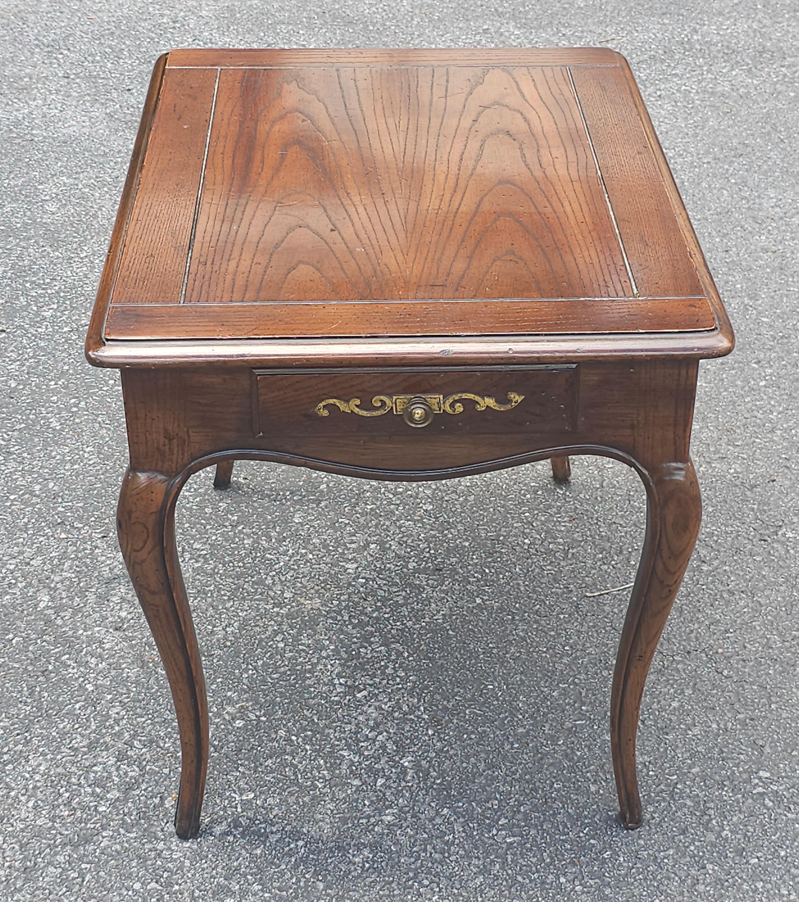Américain Table d'appoint Henredon quatre siècles en chêne rouge à un tiroir en vente