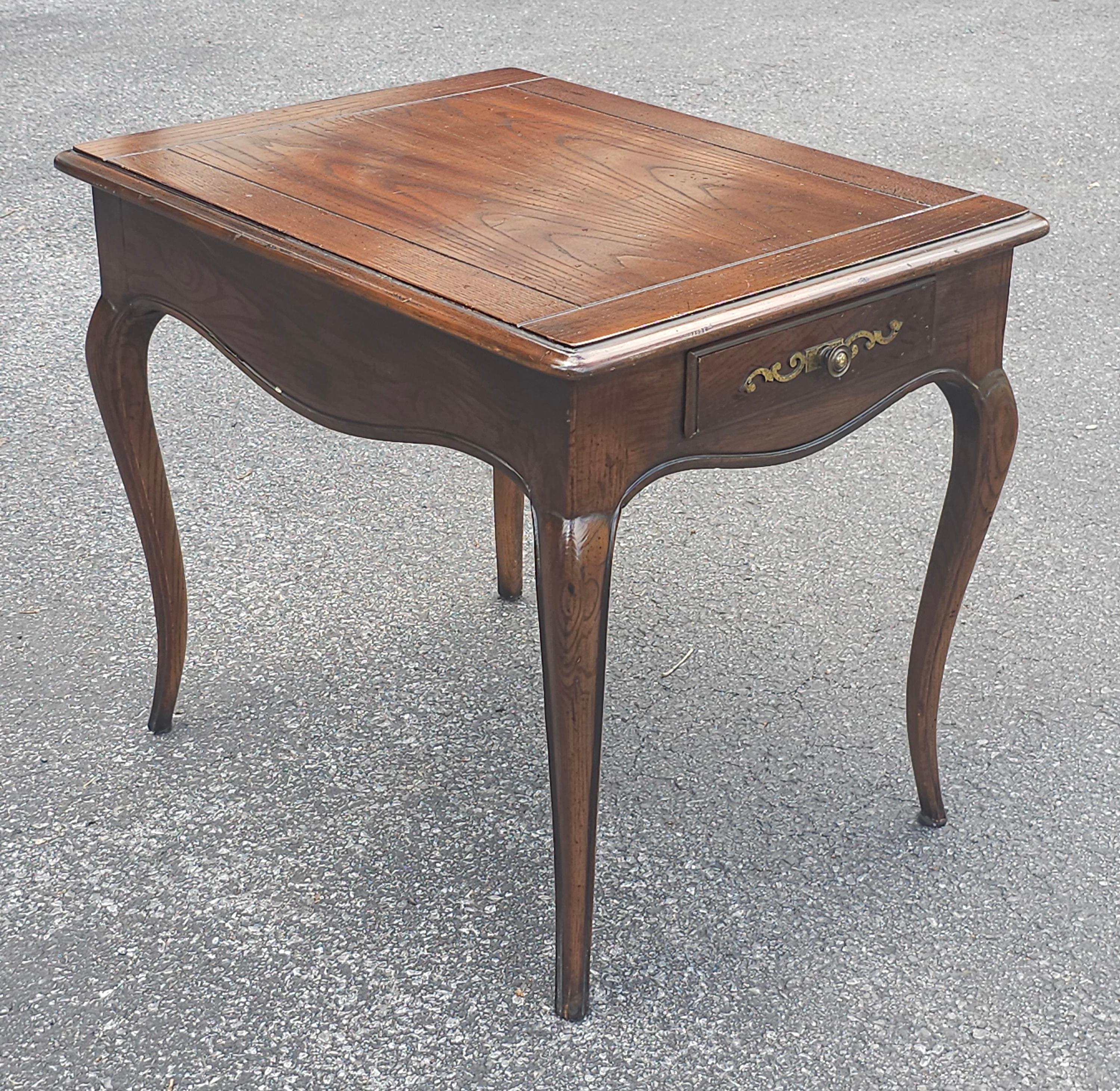 Autre Table d'appoint Henredon quatre siècles en chêne rouge à un tiroir en vente
