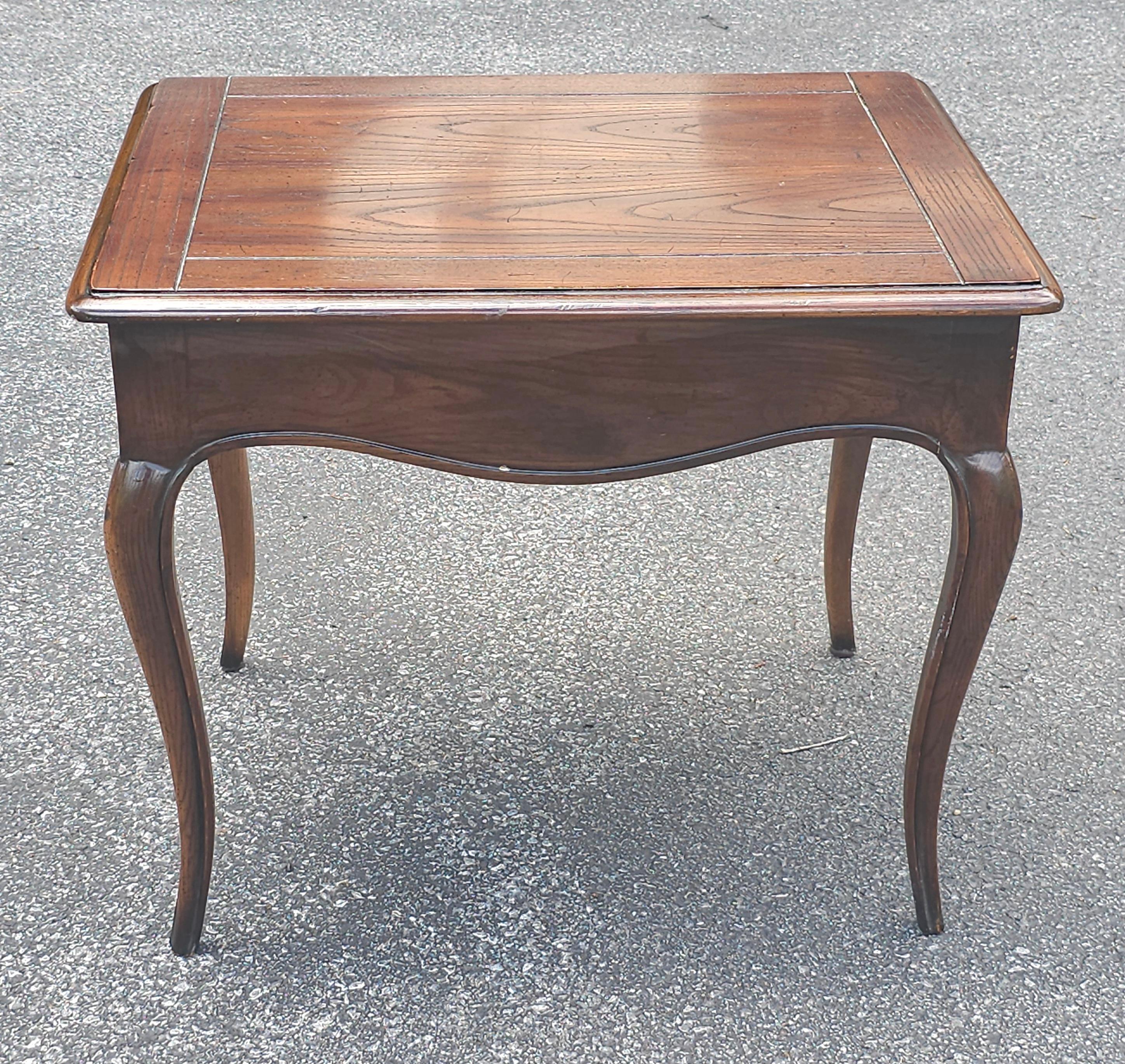 Table d'appoint Henredon quatre siècles en chêne rouge à un tiroir Bon état - En vente à Germantown, MD