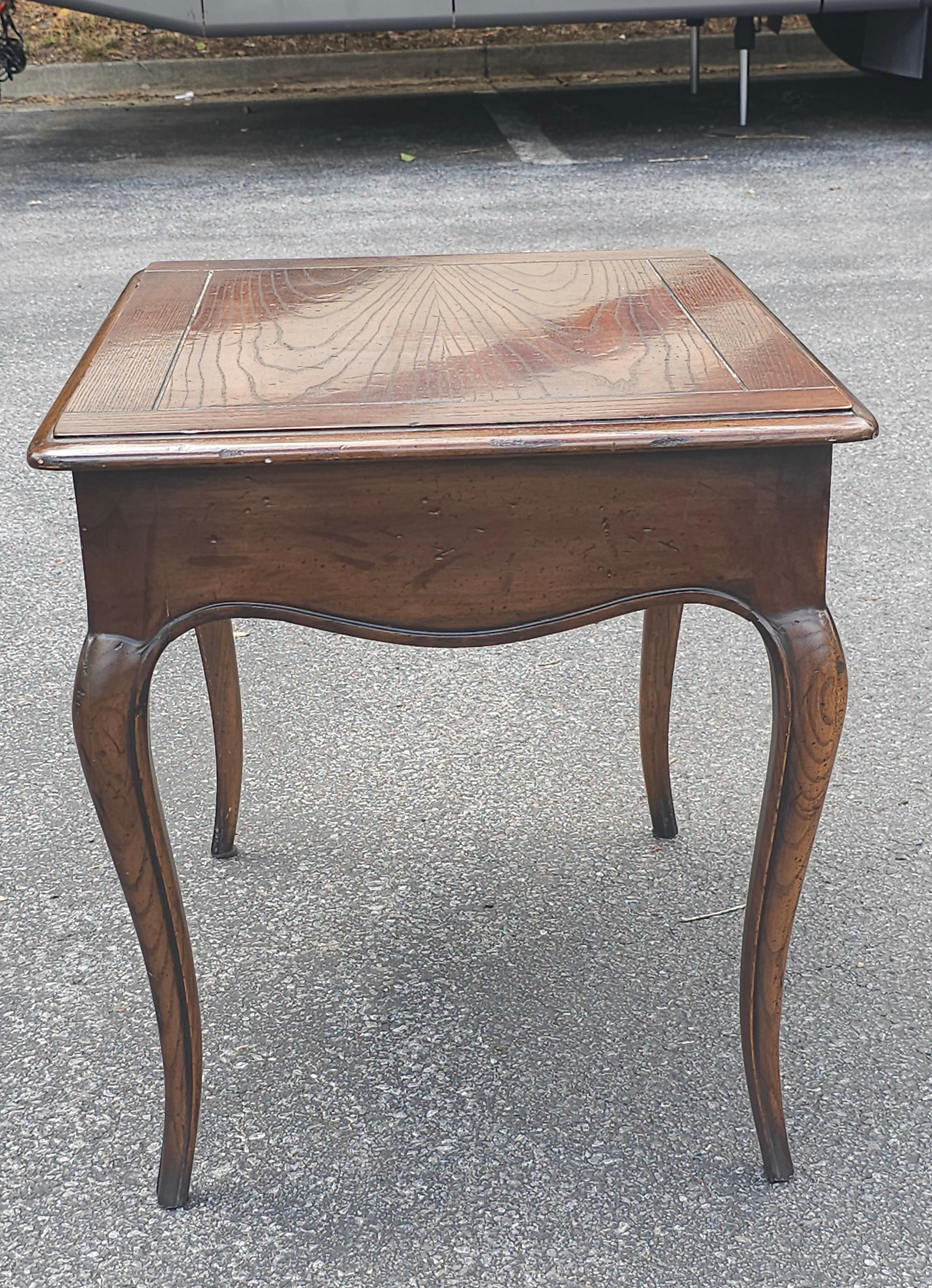 20ième siècle Table d'appoint Henredon quatre siècles en chêne rouge à un tiroir en vente