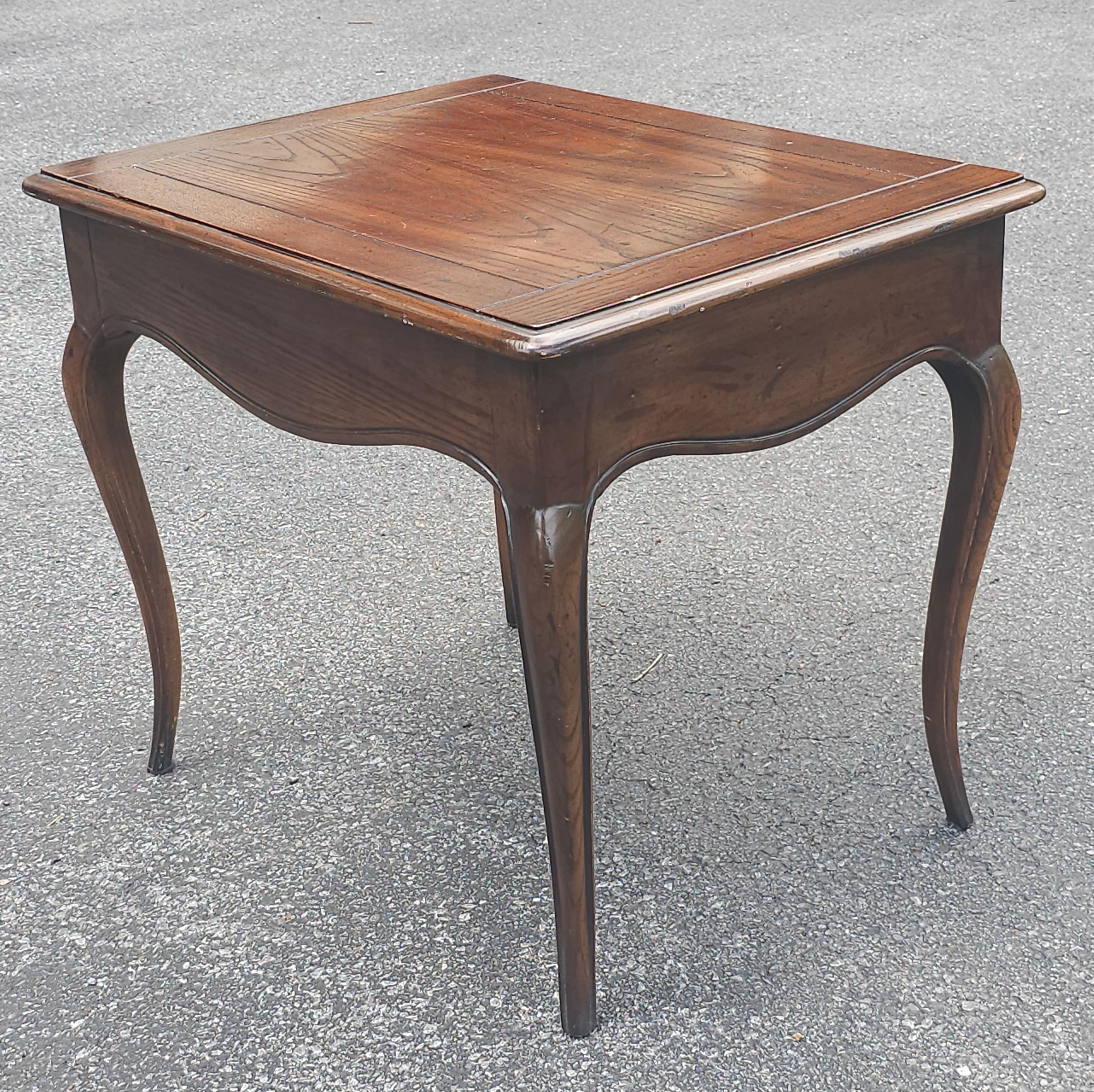 Chêne Table d'appoint Henredon quatre siècles en chêne rouge à un tiroir en vente