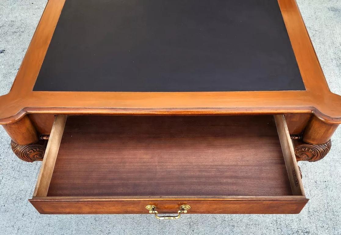Henredon Französischer Couchtisch im Angebot 7