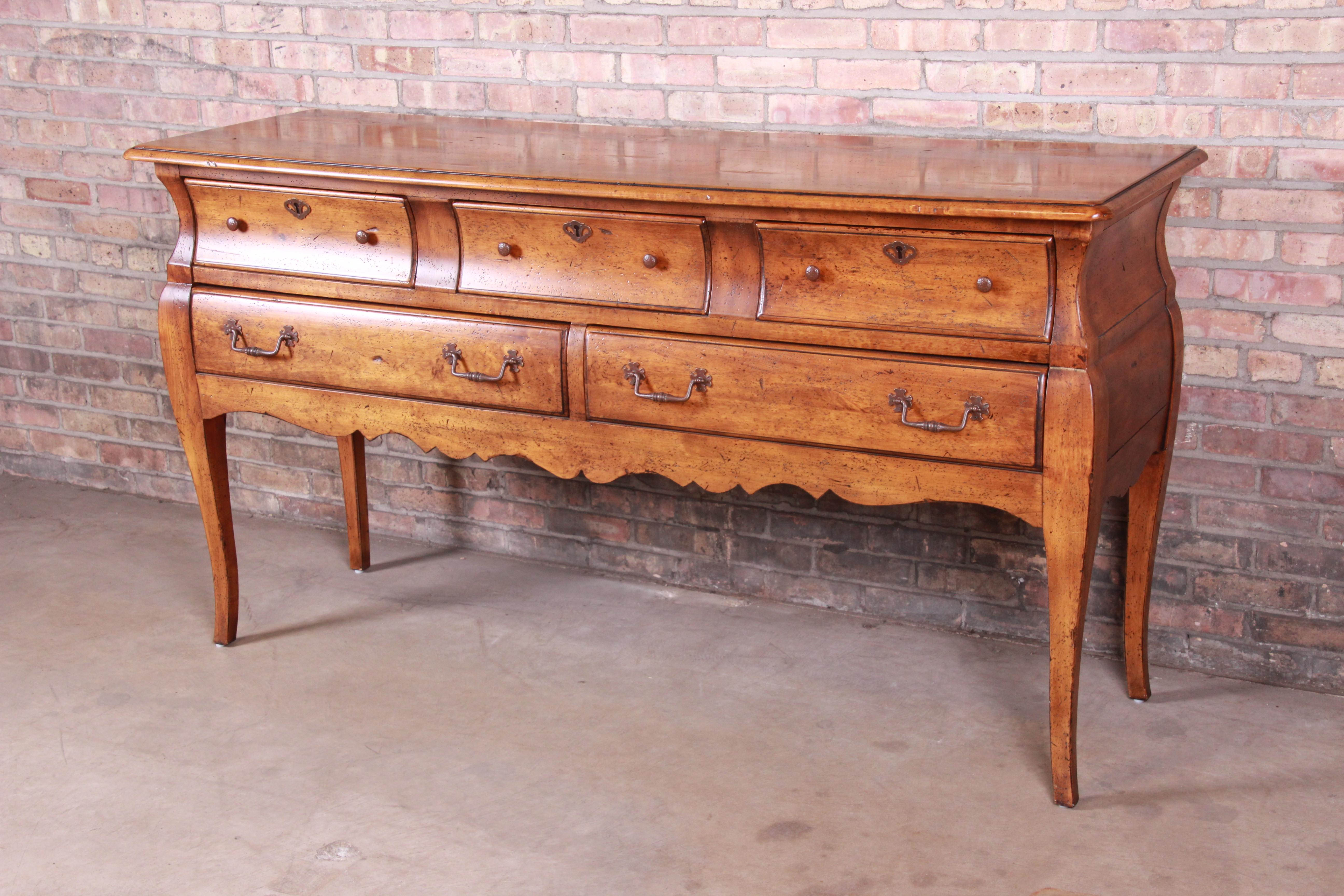 A gorgeous French Provincial Louis XV sideboard buffet, credenza, or console table

By Henredon Fine Furniture

USA, circa 1990s

Measures: 71.5