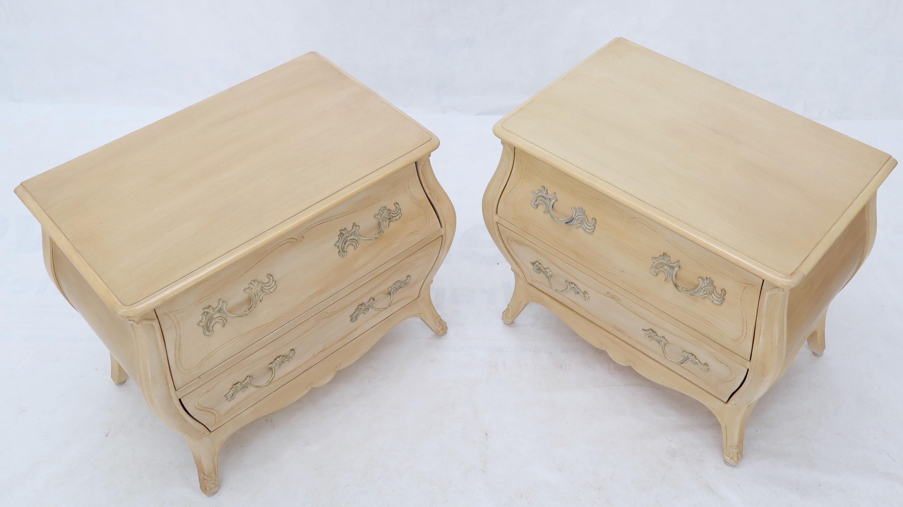 Henredon French Country White Wash Finish Bombe Nightstands End Side Tables In Excellent Condition In Rockaway, NJ