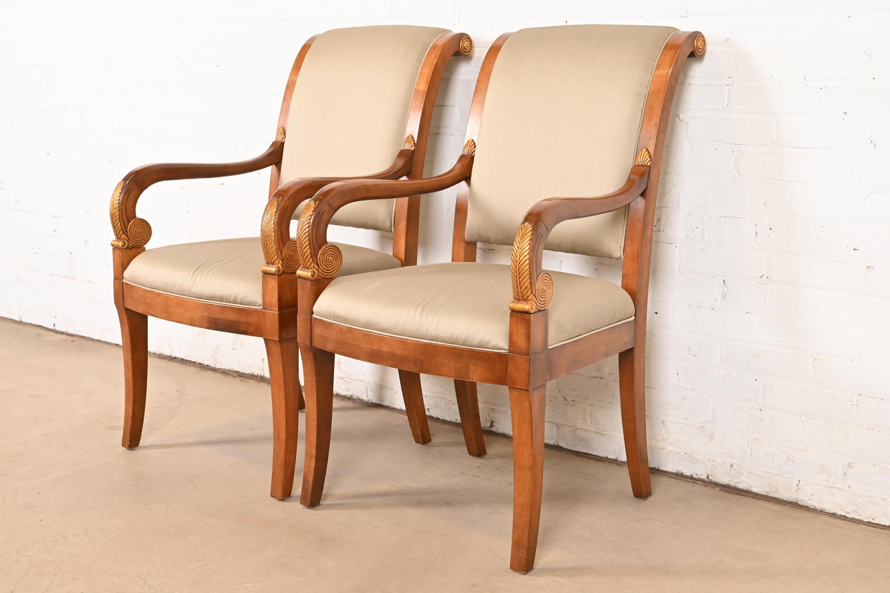Exceptionnelle paire de fauteuils, de chaises club ou de chaises capitaines de salle à manger de style Empire, néoclassique ou Régence.

Par Henredon

États-Unis, fin du 20e siècle

Encadrement en noyer sculpté, rehaussé de bois doré, et sièges et