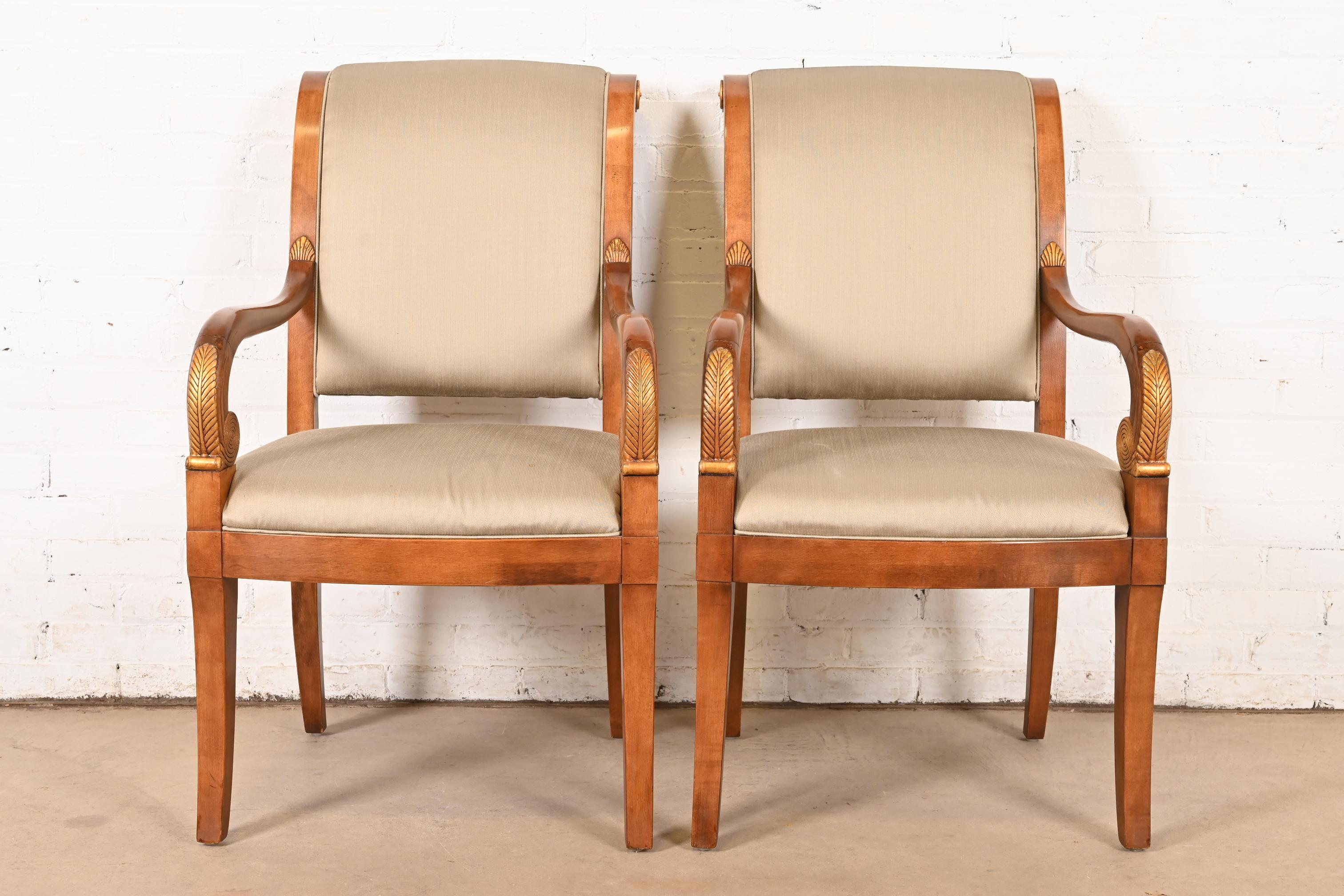 Néoclassique Paire de fauteuils Empire en noyer sculpté et bois doré, Henredon en vente
