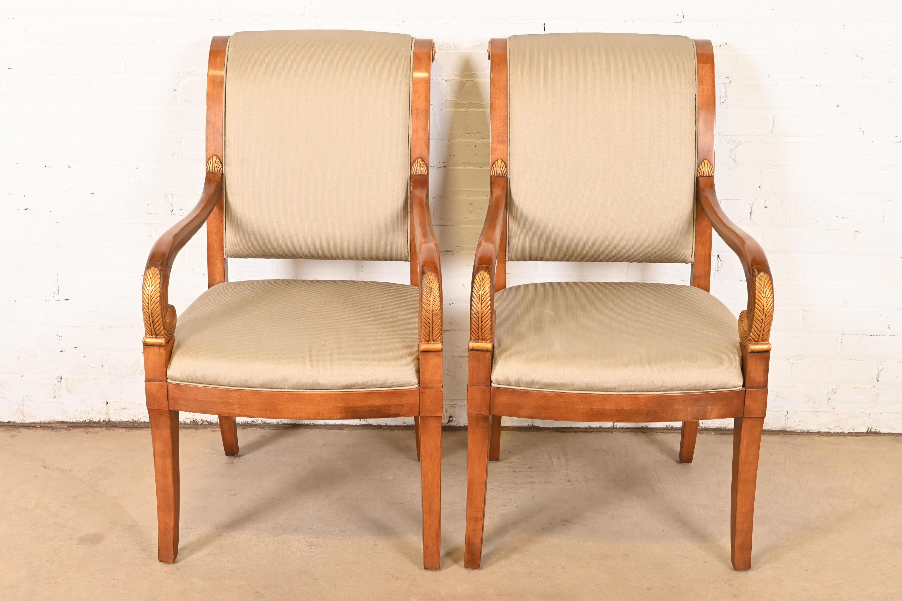 Américain Paire de fauteuils Empire en noyer sculpté et bois doré, Henredon en vente