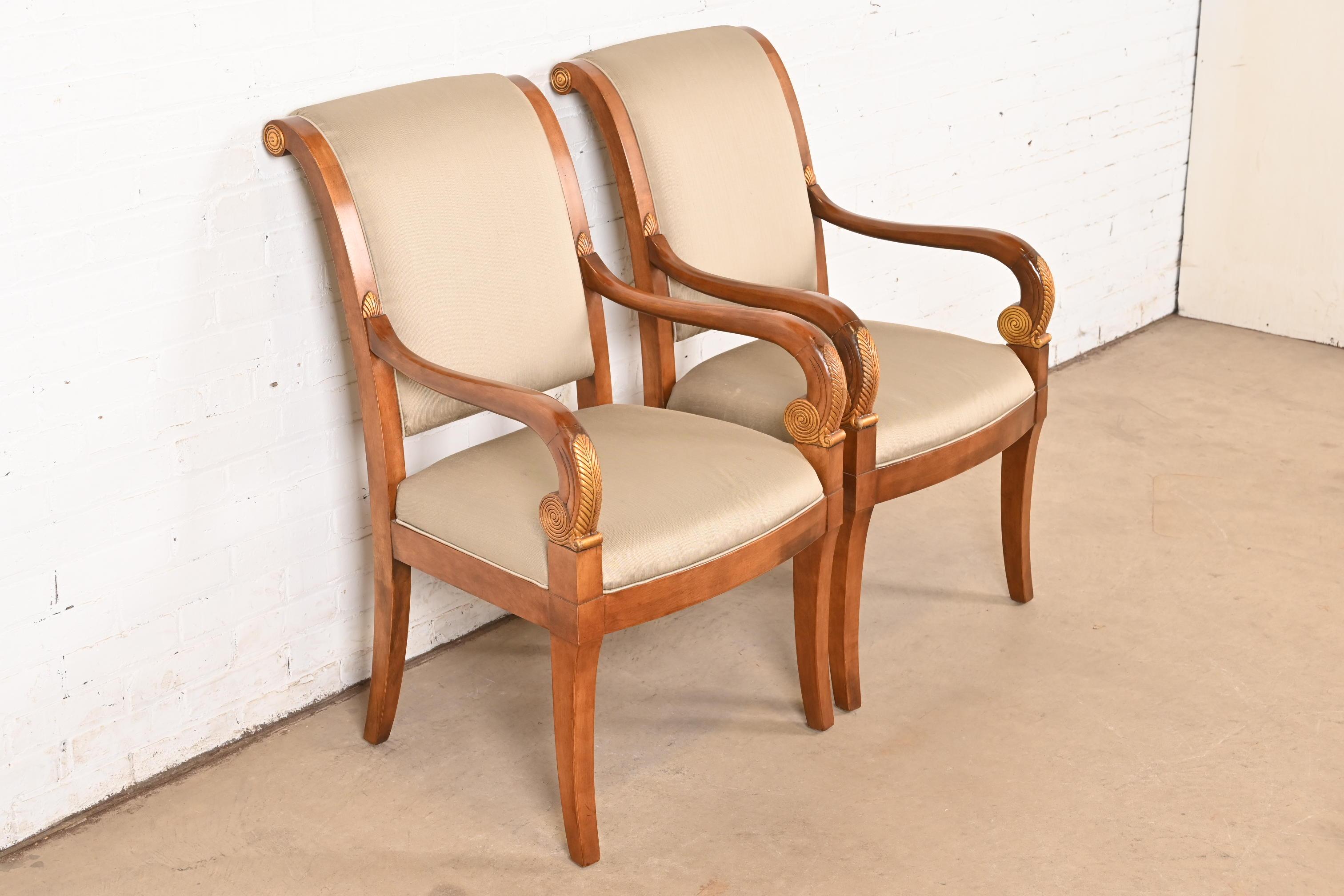 Paire de fauteuils Empire en noyer sculpté et bois doré, Henredon Bon état - En vente à South Bend, IN