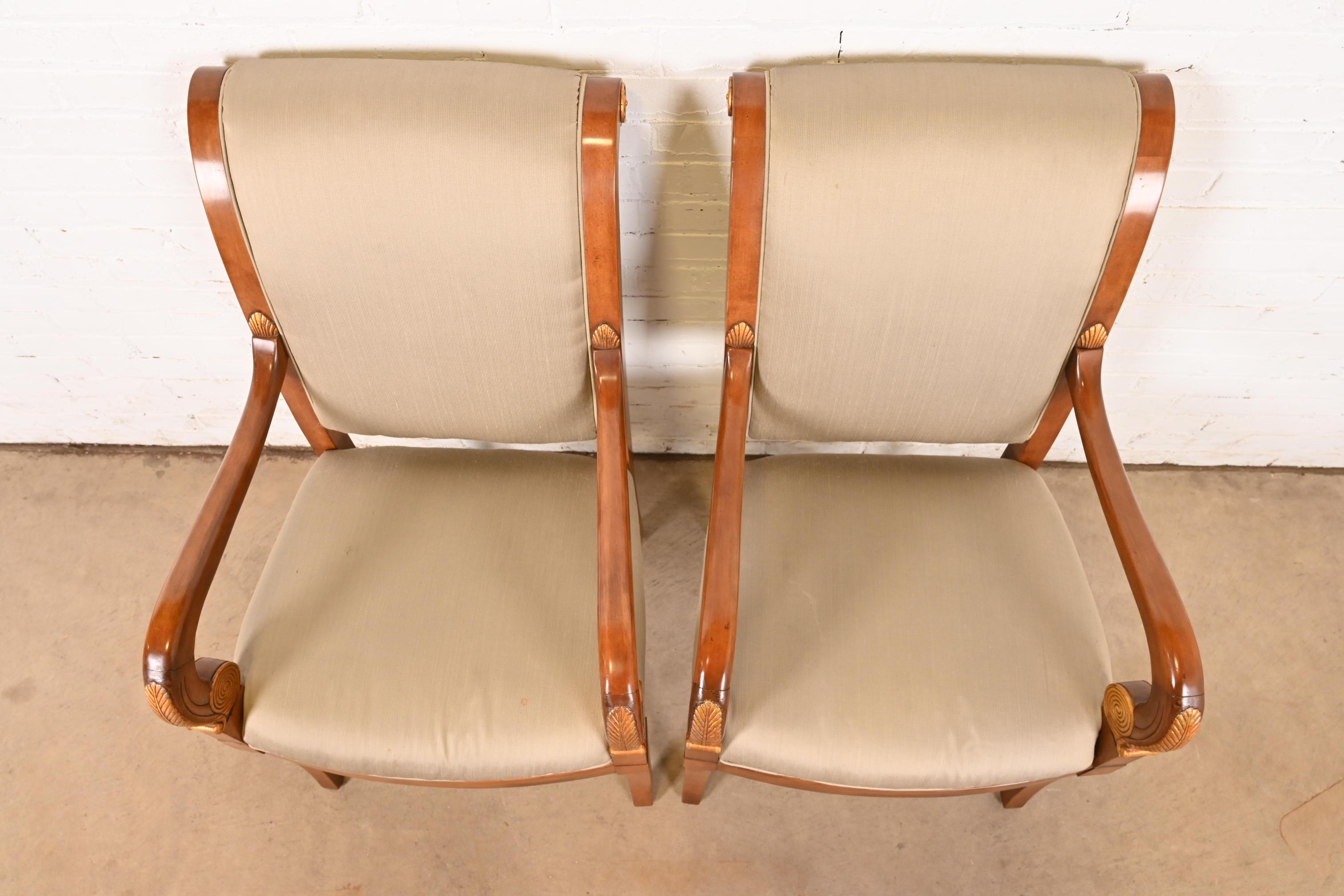 20ième siècle Paire de fauteuils Empire en noyer sculpté et bois doré, Henredon en vente
