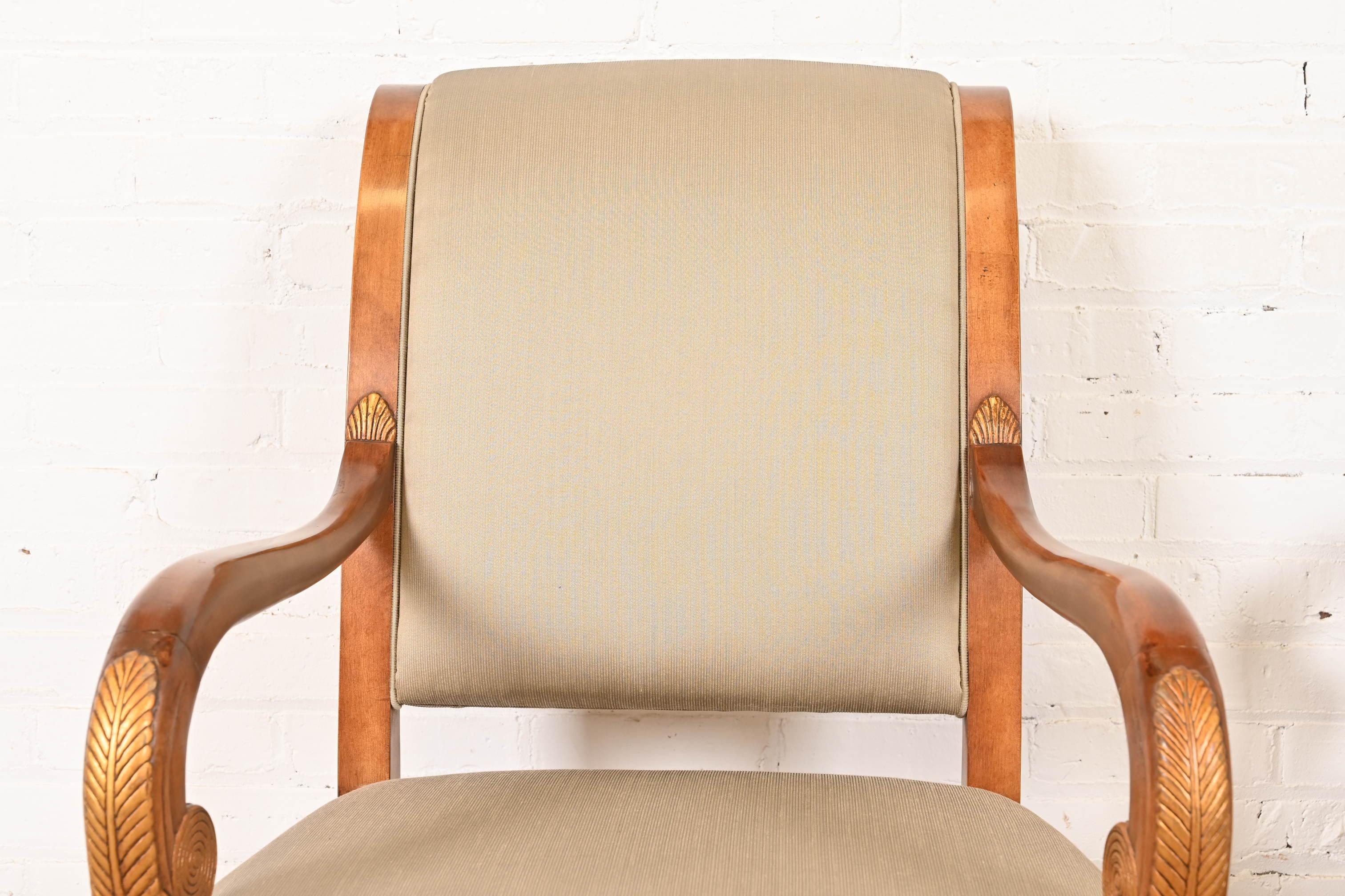 Tissu d'ameublement Paire de fauteuils Empire en noyer sculpté et bois doré, Henredon en vente
